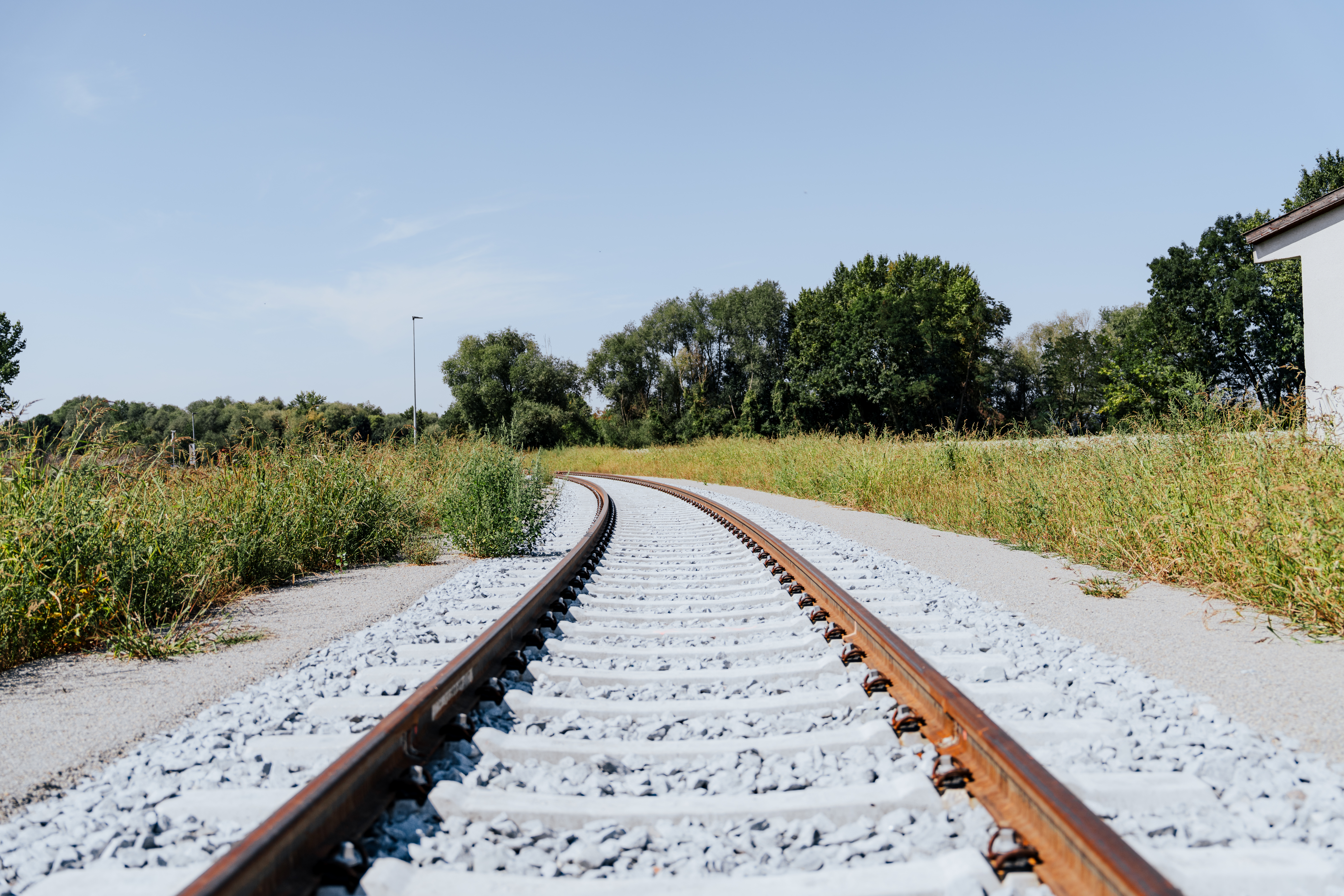 Neu gebaute Gleise, die zum Hafen führen