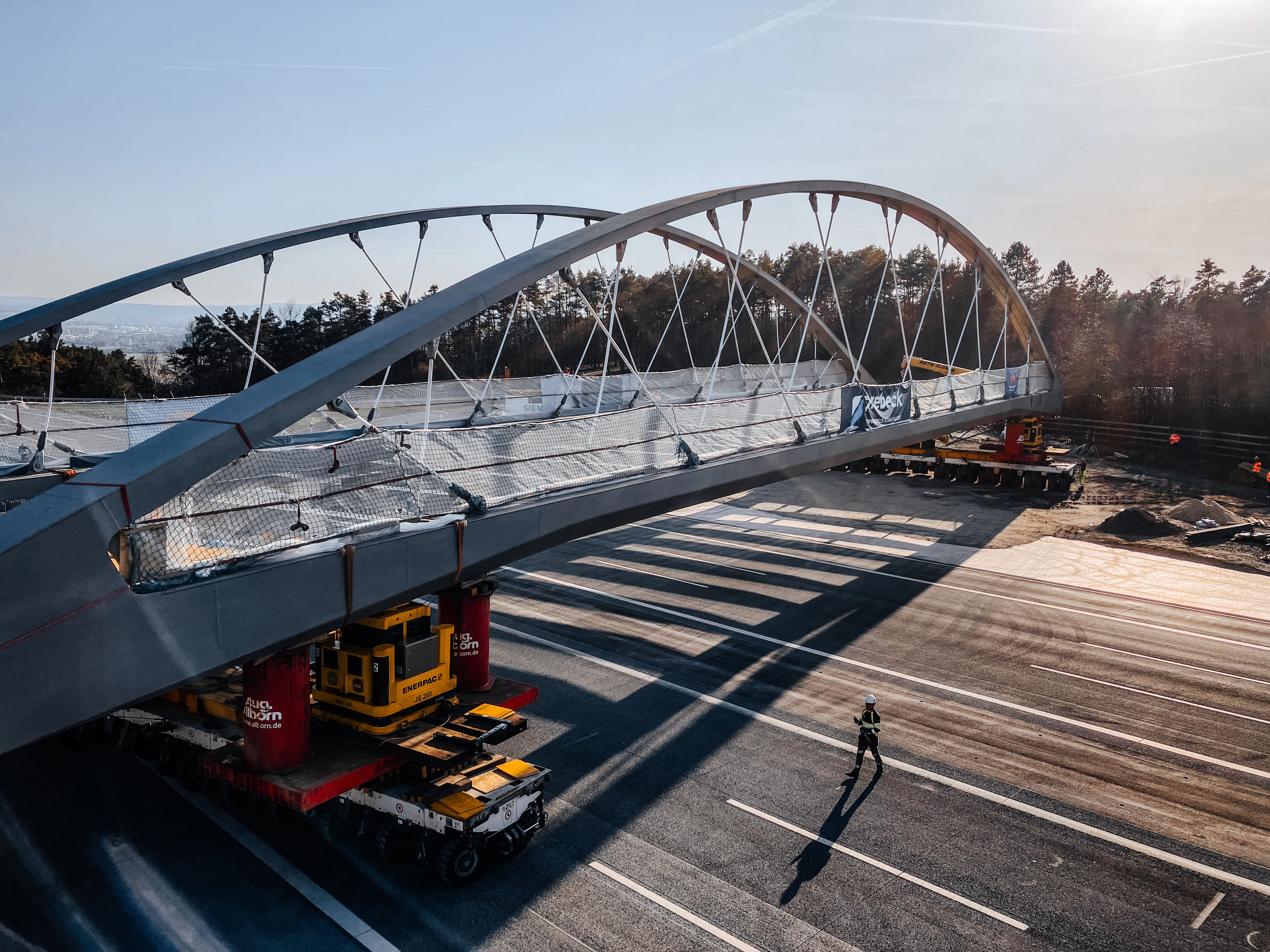 Neues Brückenbauwerk auf temporären Stützen über der A9