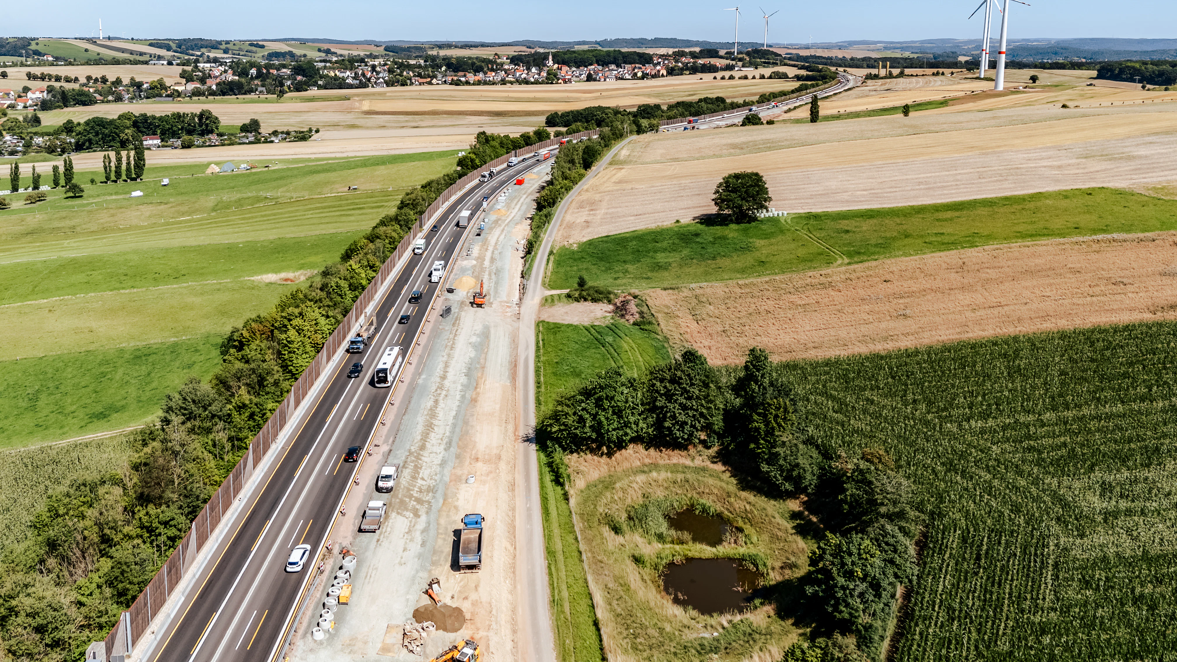 Luftaufnahme der A72 bei Zwickau mit Verkehrsumleitung auf einer Fahrbahnseite