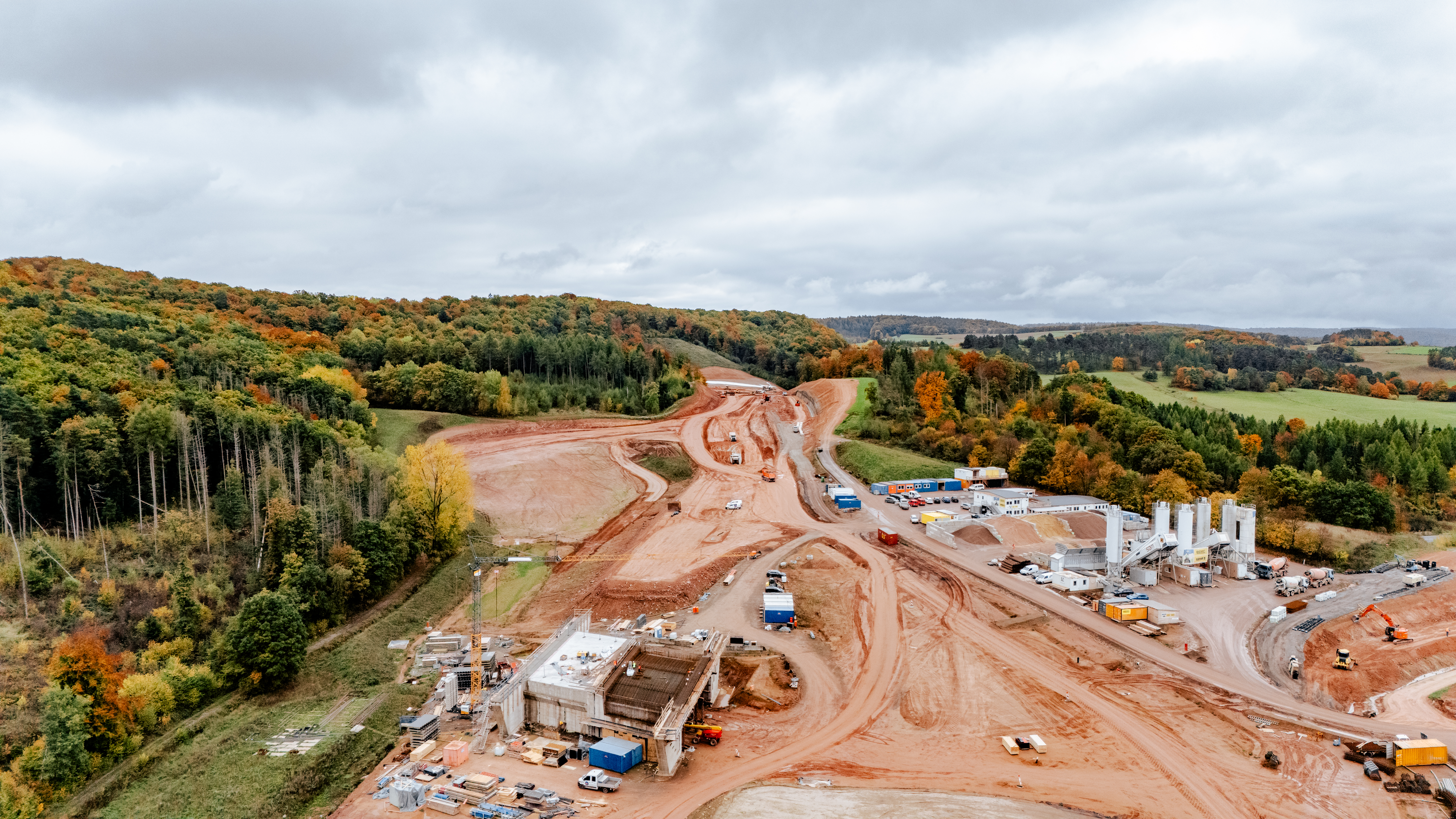 Luftaufnahme gesamt von oben im Herbst vom Neubau des Tunnel Holstein der A 44