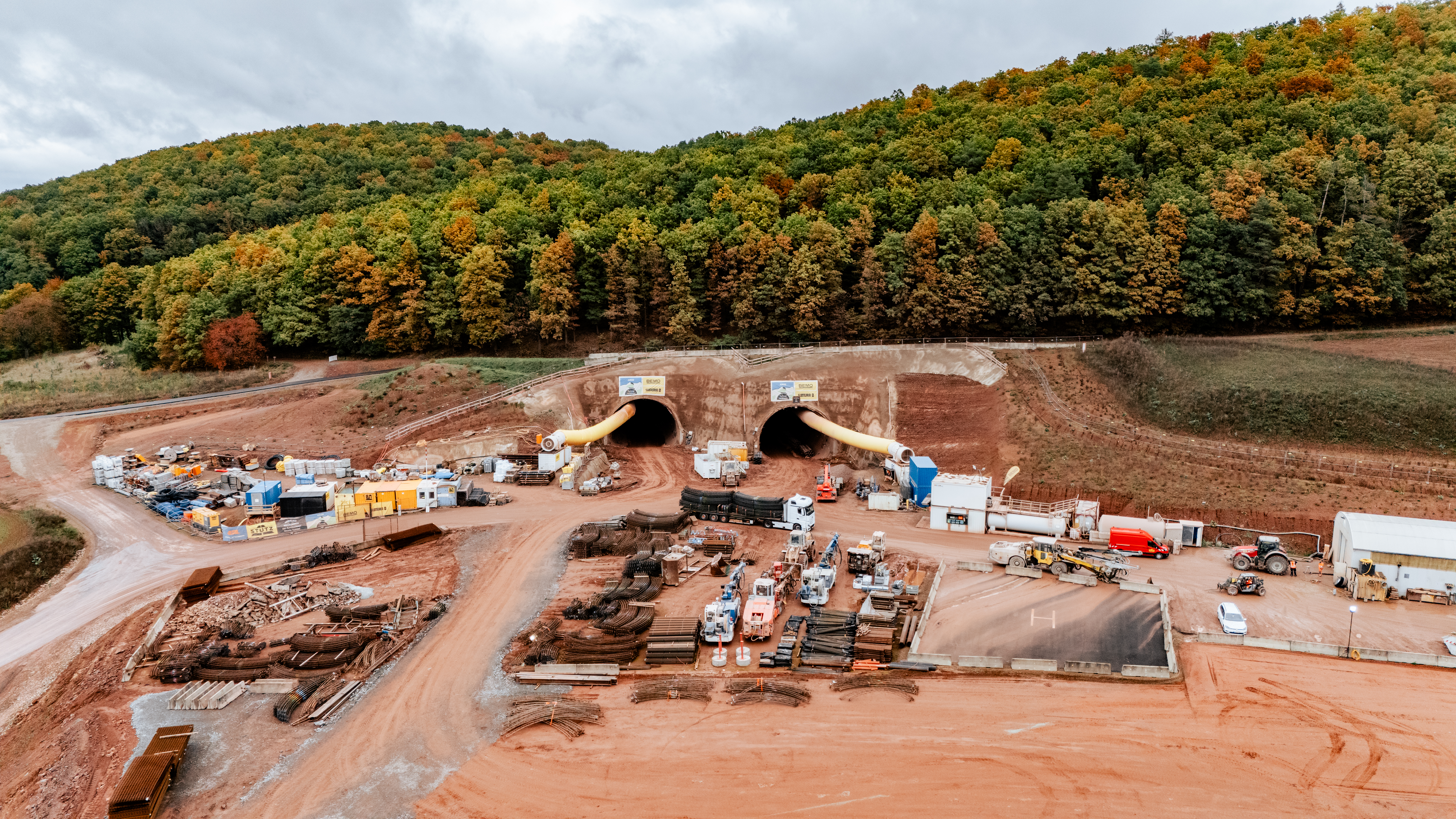 Luftaufnahme im Herbst vom Neubau des Tunnel Holstein der A 44