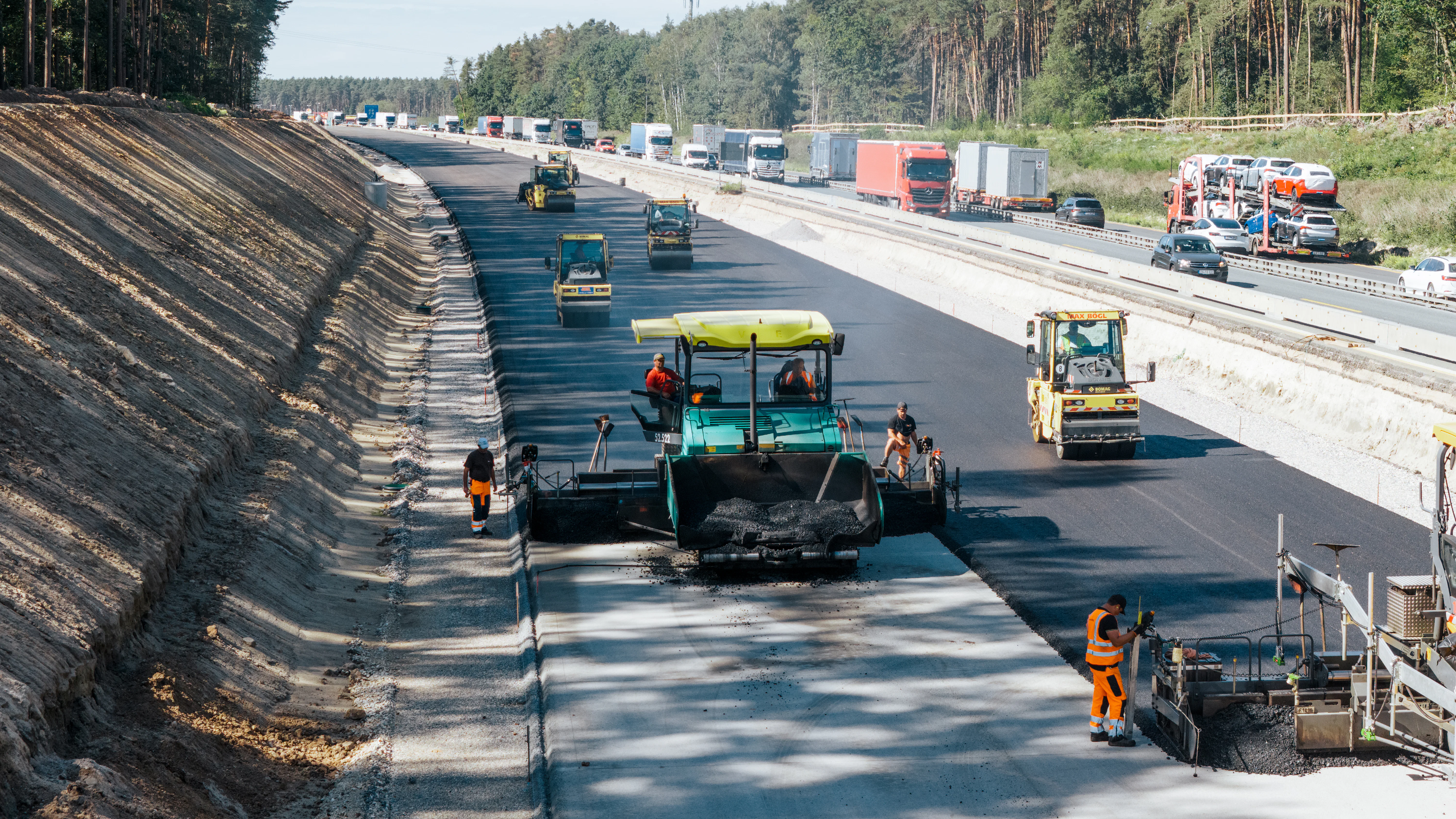 Baustelle auf der A6 bei Triebendorf: Asphaltierung der Fahrbahn