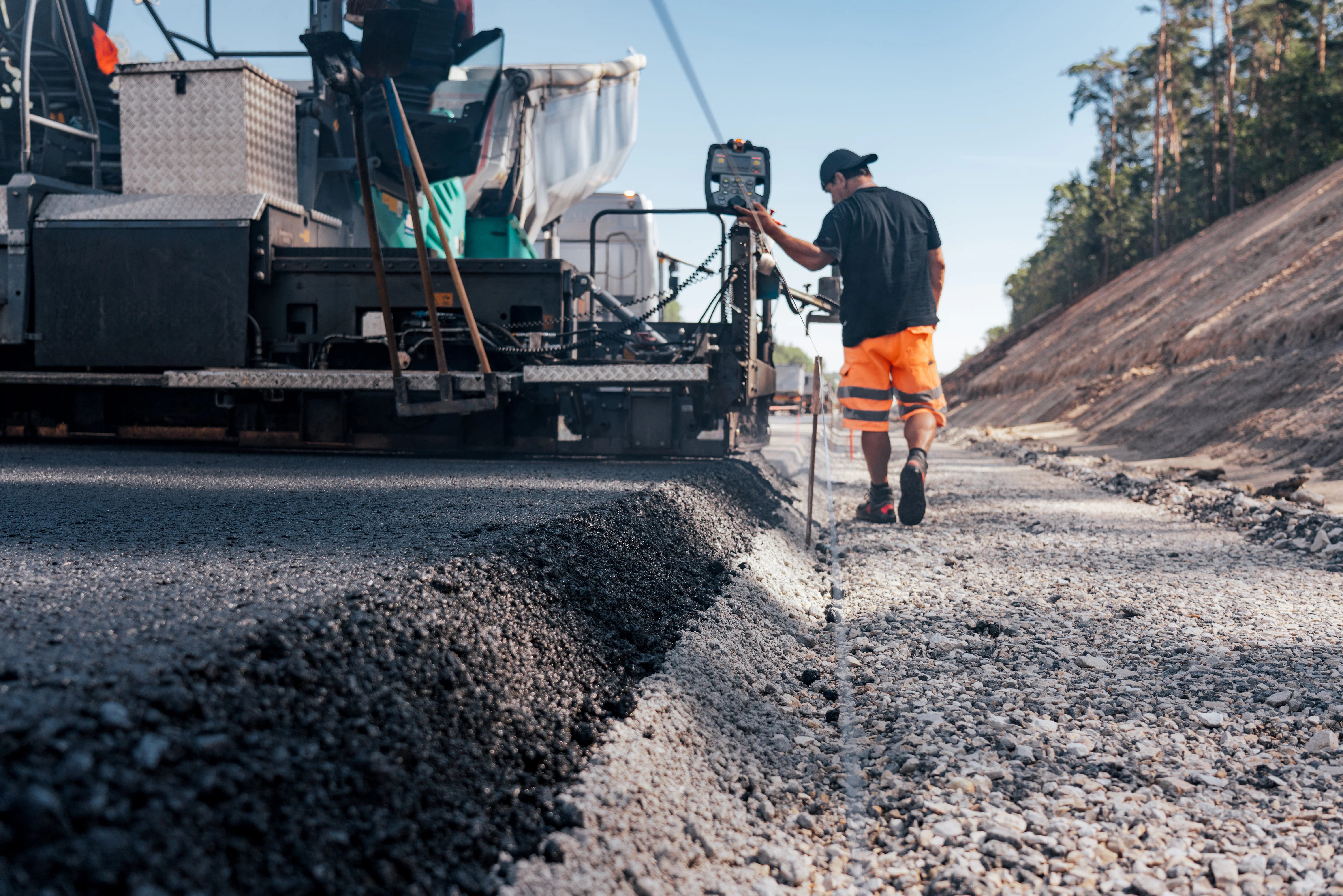 Baustelle auf der A6 bei Triebendorf: Asphaltierung der Fahrbahn