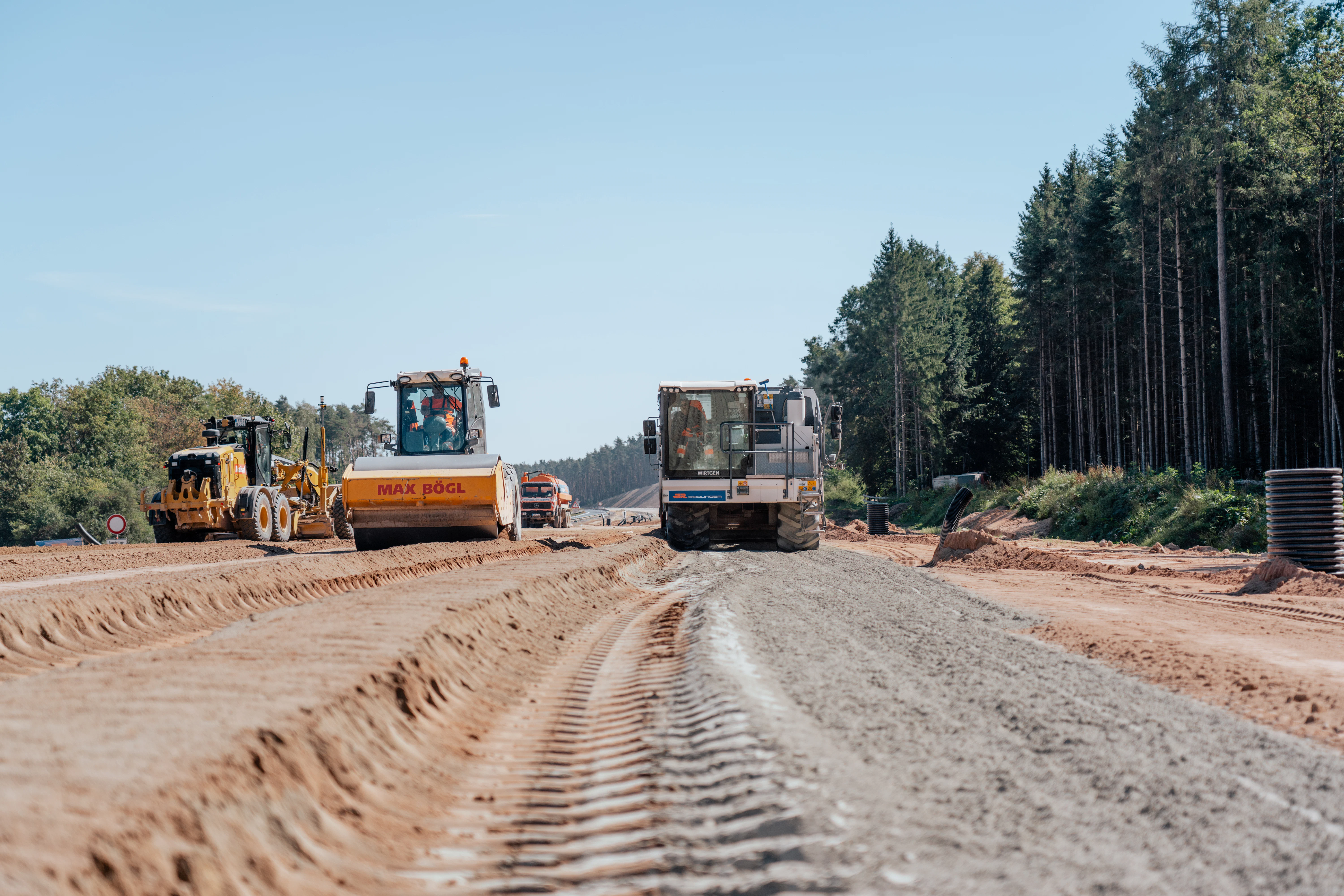 Baustelle auf der A6 bei Triebendorf: Baumaschinen bei Erdarbeiten