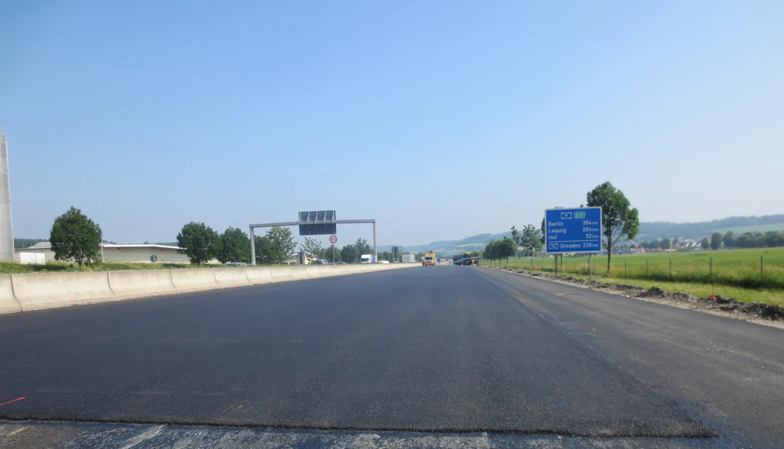 A9: Frisch asphaltierte Fahrbahn