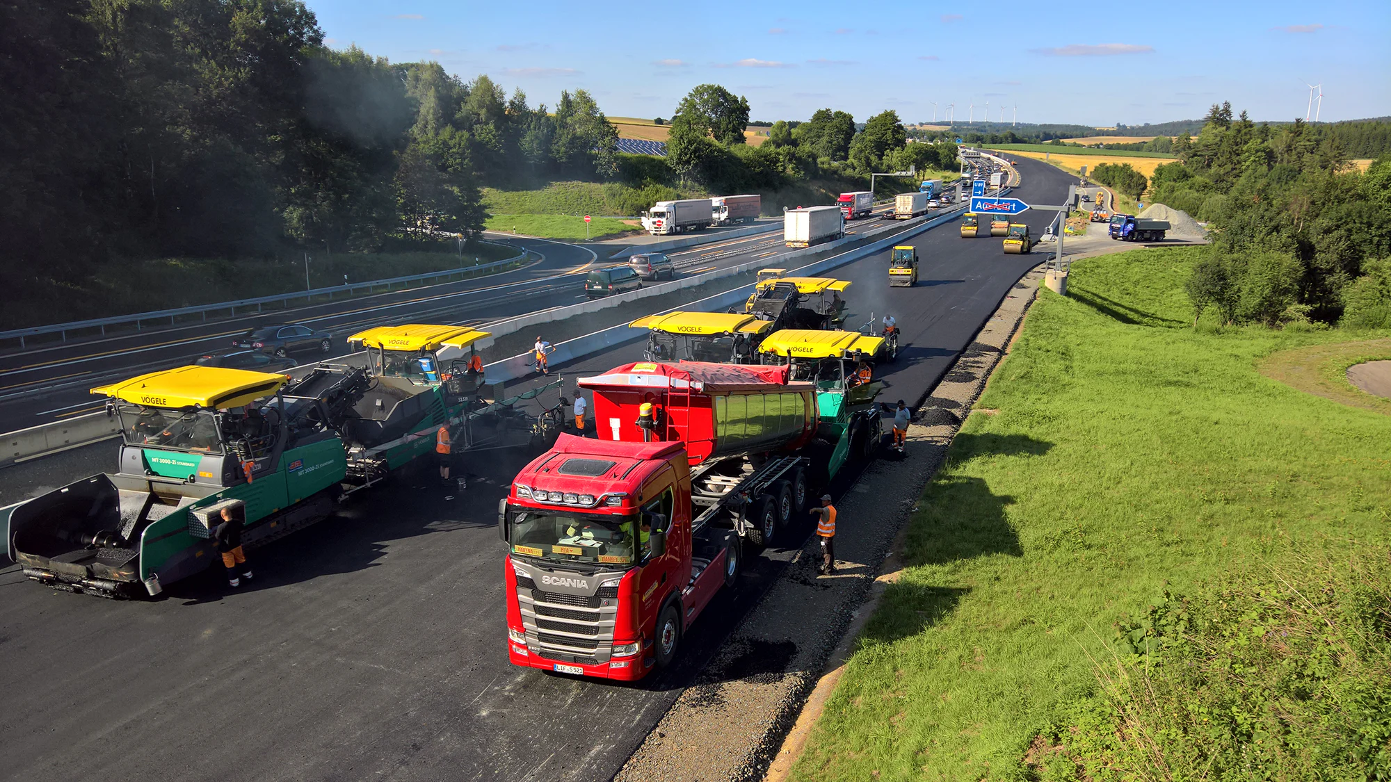 A9: Teermaschinen bei der Arbeit auf der halbseitig gesperrten Autobahn