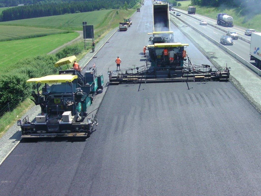 A9: Die neue Asphaltdeckschickt wird aufgetragen