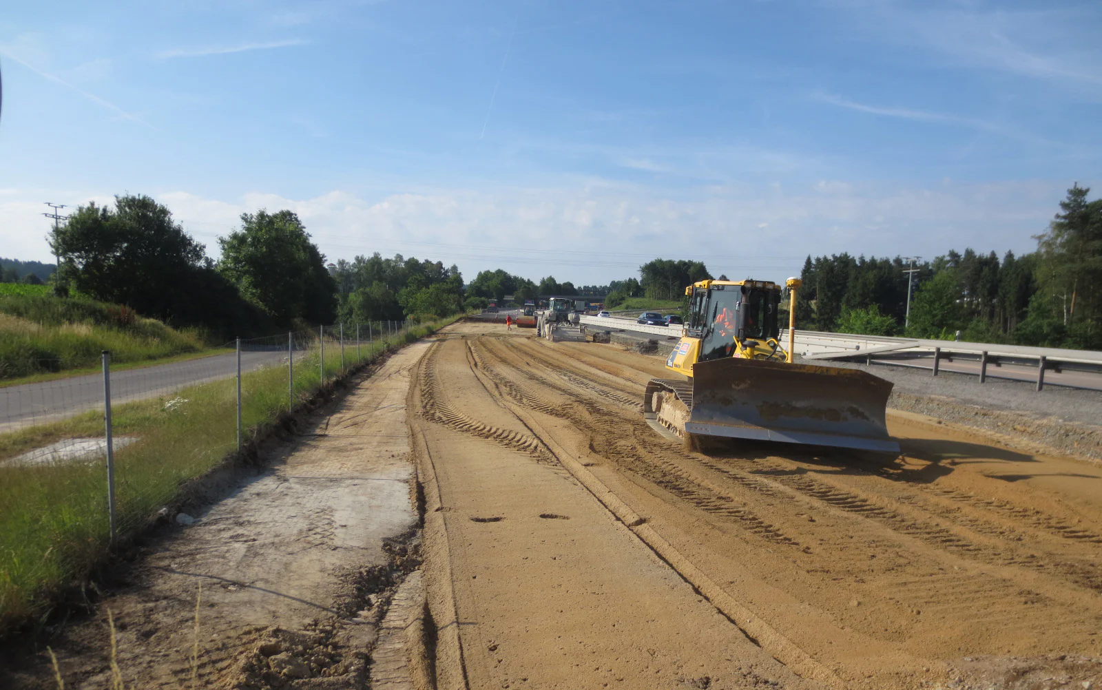 Baumaschine bei der Fahrbahnerneuerung A93