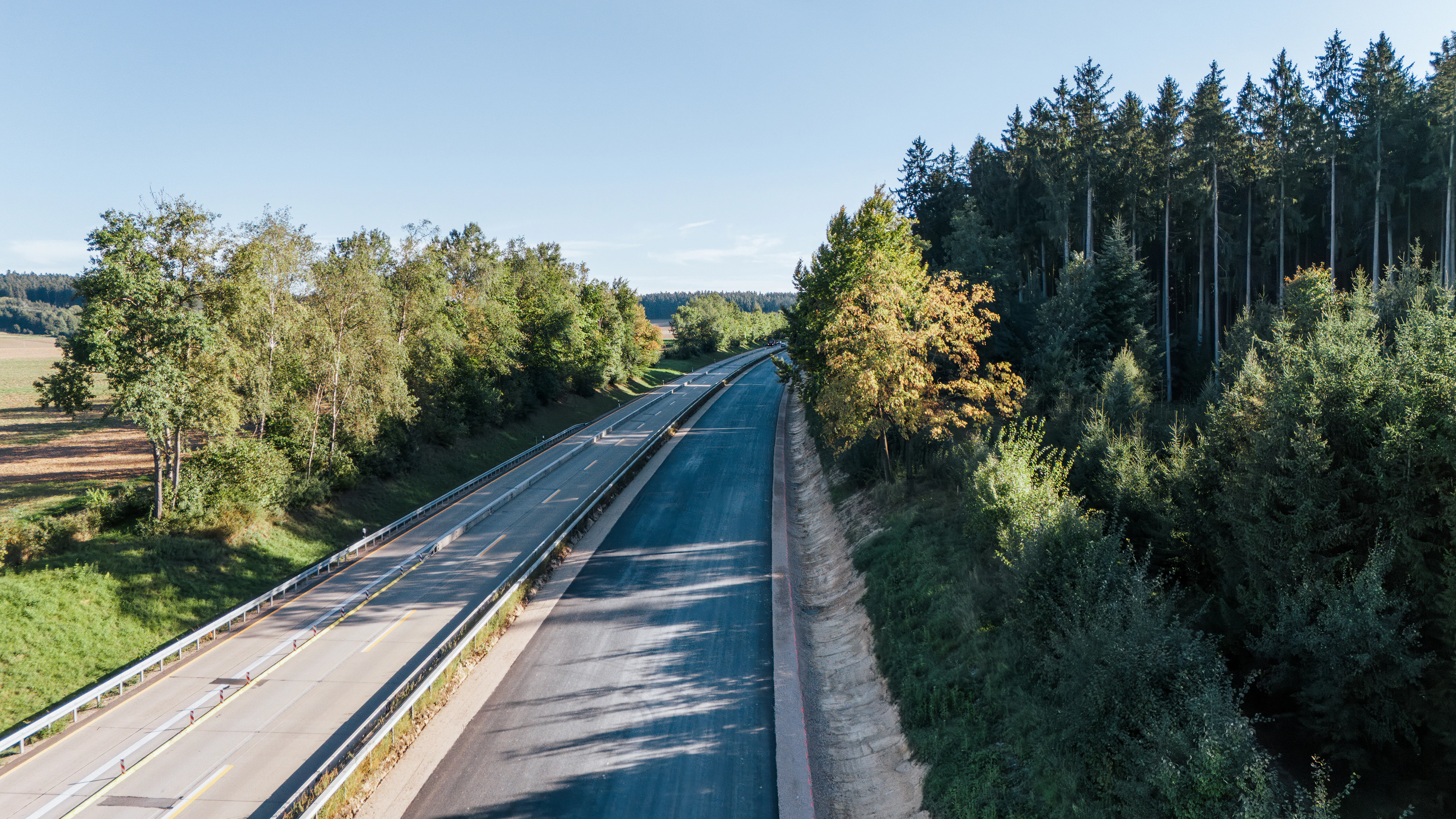 Fahrbahnerneuerung auf der A93 Regensburg-Saalhaupt: neu asphaltierte Fahrbahn