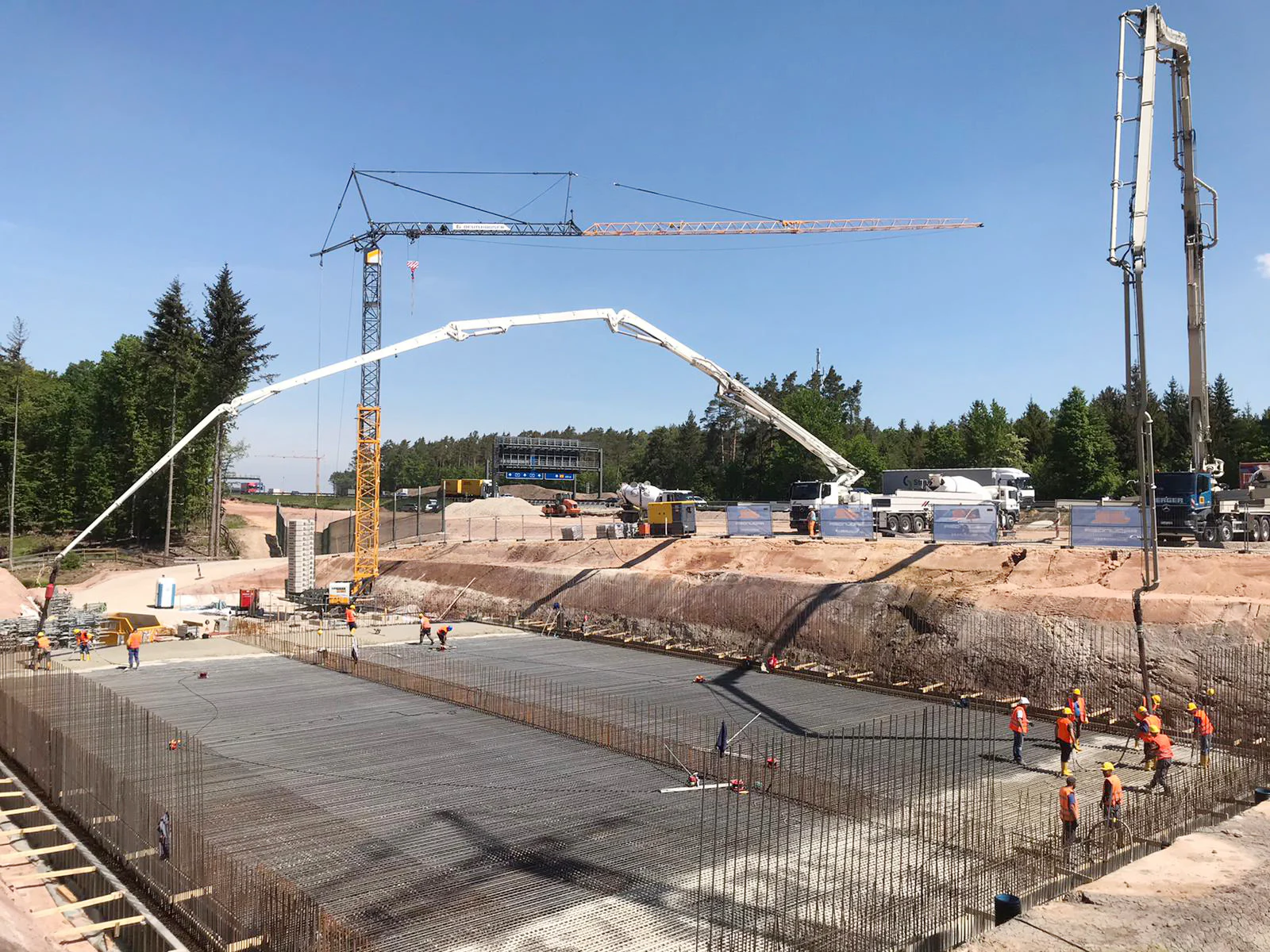 Baustelle Autobahnkreuz Nürnberg-Ost: Bau Regenrückhaltebecken