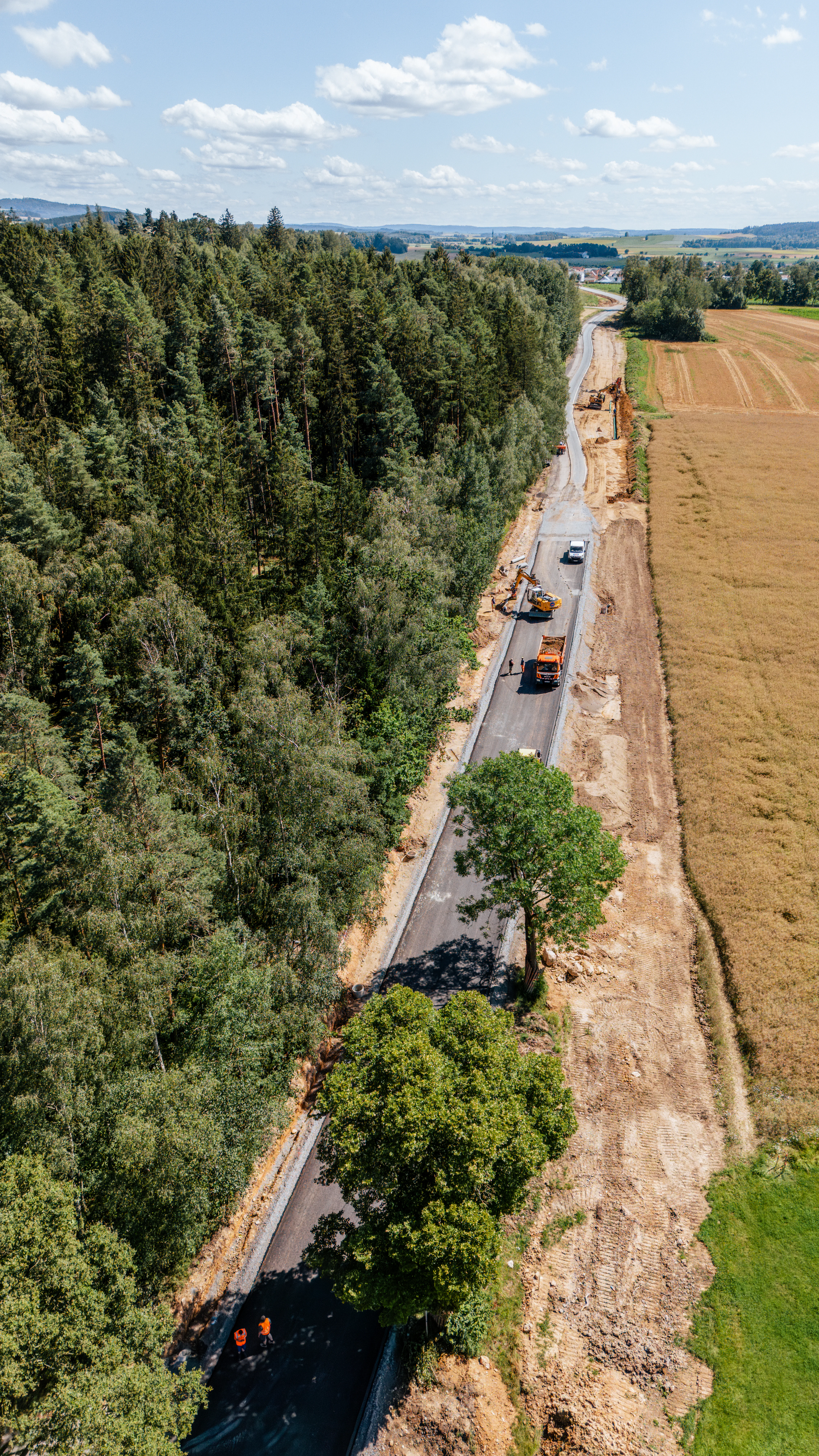 Luftaufnahme der Asphaltierung für den Ausbau der Staatsstraße bei Floß