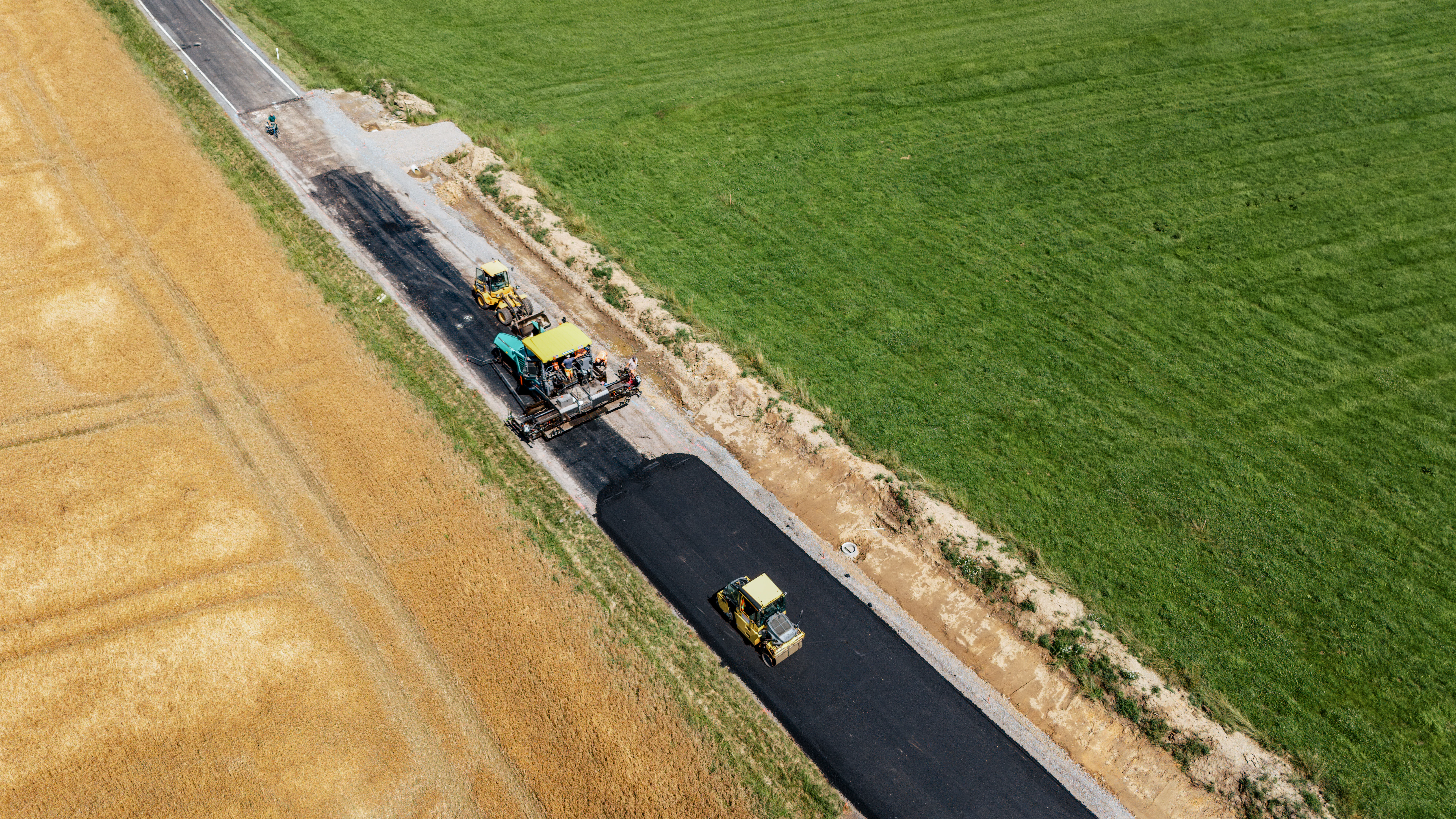 Luftaufnahme der Asphaltierung für den Ausbau der Staatsstraße bei Floß