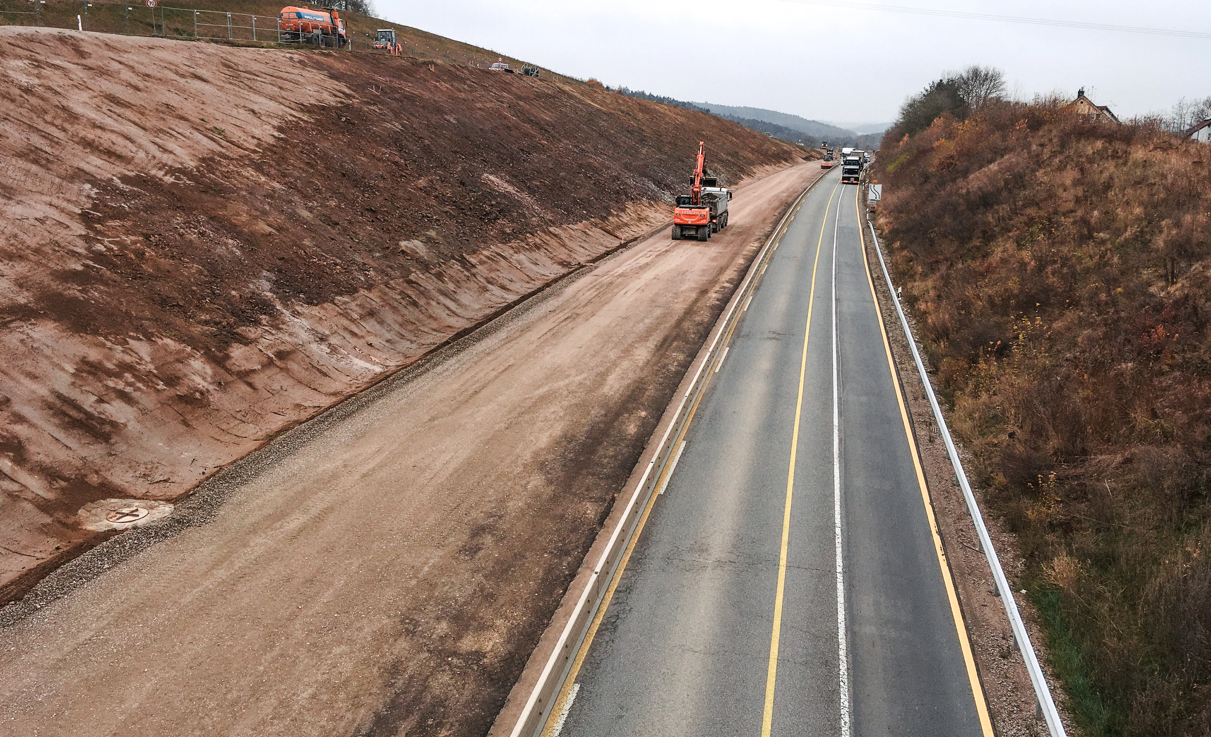Dreistreifiger Ausbau B16 Wenzenbach: Erdarbeiten mit Bagger