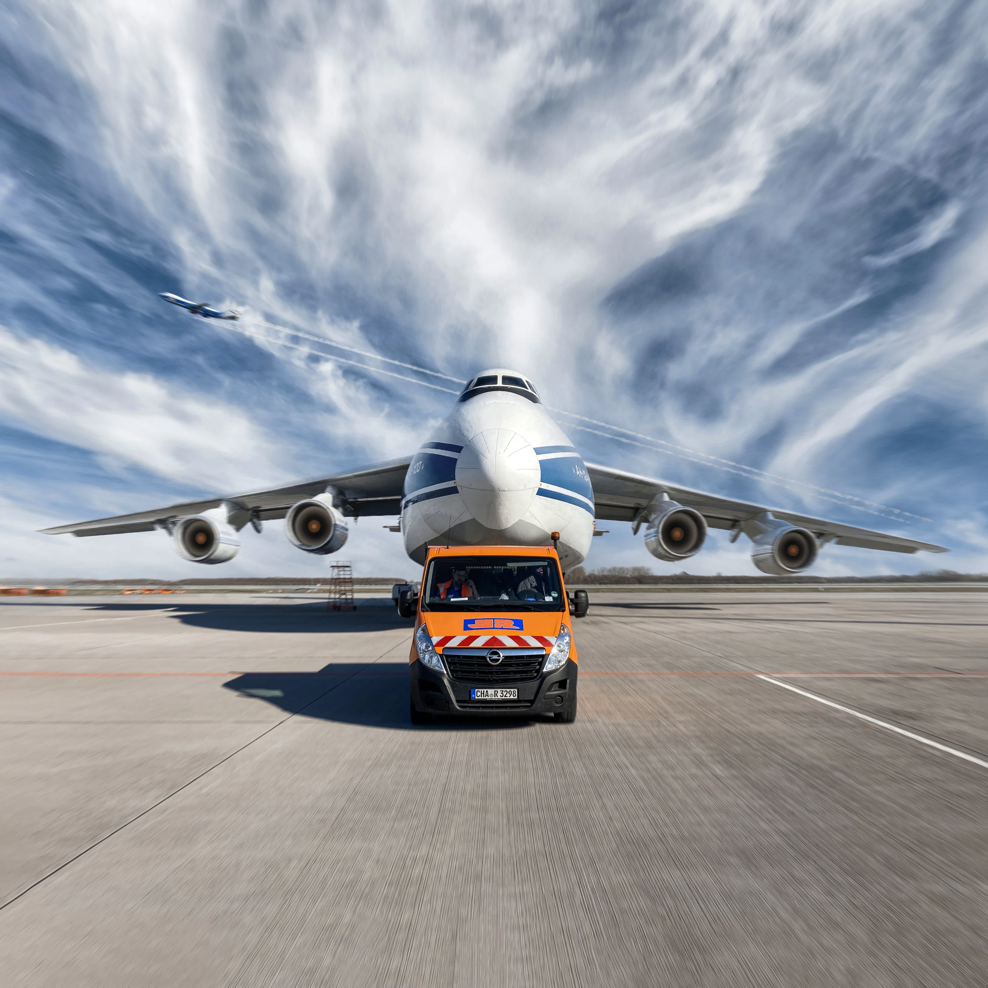 JR Auto am Flughafen Leipzig-Halle, im Hintergrund Antonow An-124