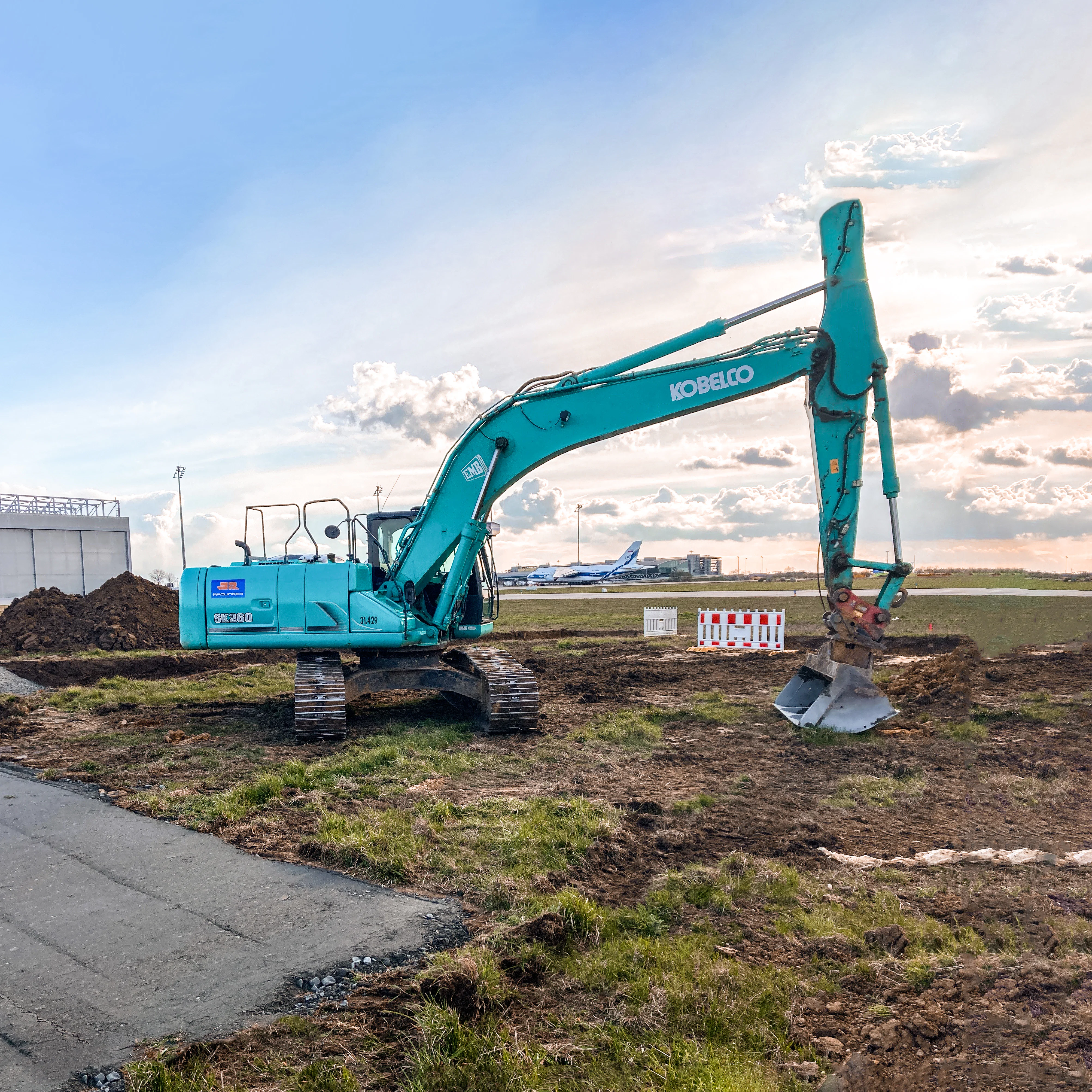 Verlegung Kabelleerrohrtrasse Flughafen Leipzig-Halle Baggerarbeiten