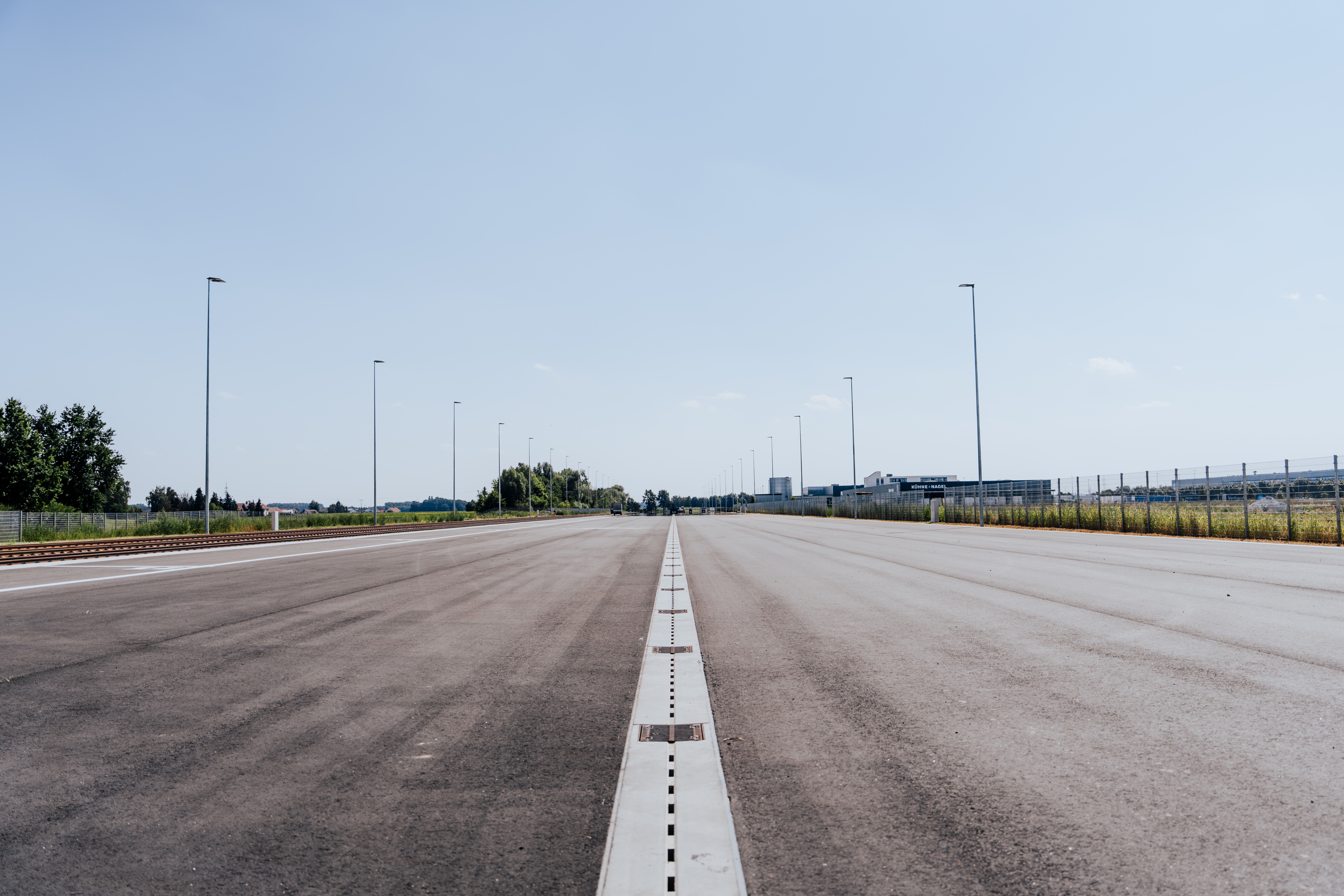 Frisch asphaltierte Fläche im Umschlagbereich des Terminals neben den gleisen.