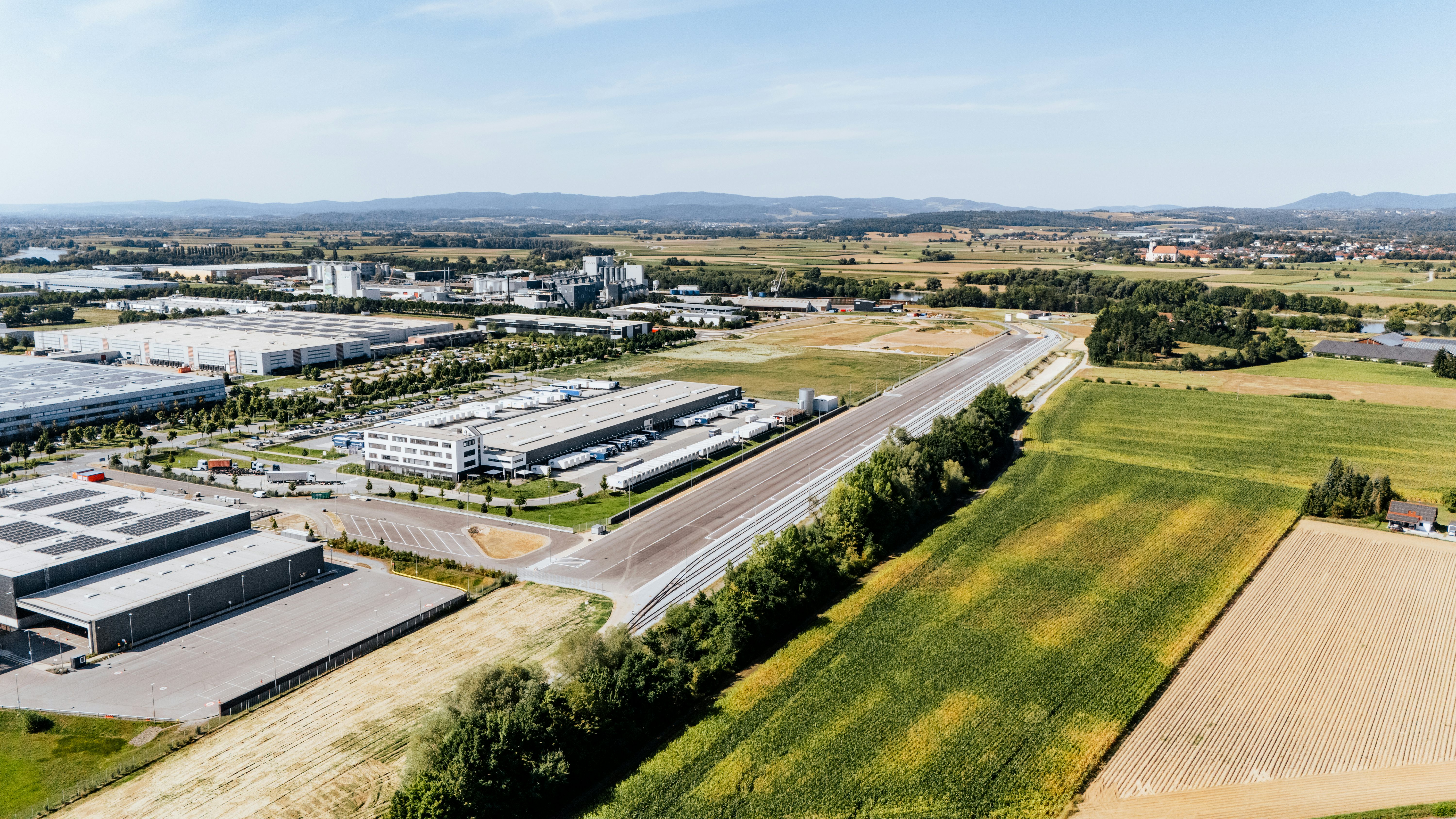 Drohnenaufnahme des gesamten Geländes der Umschlaganlage mit Terminalgebäude