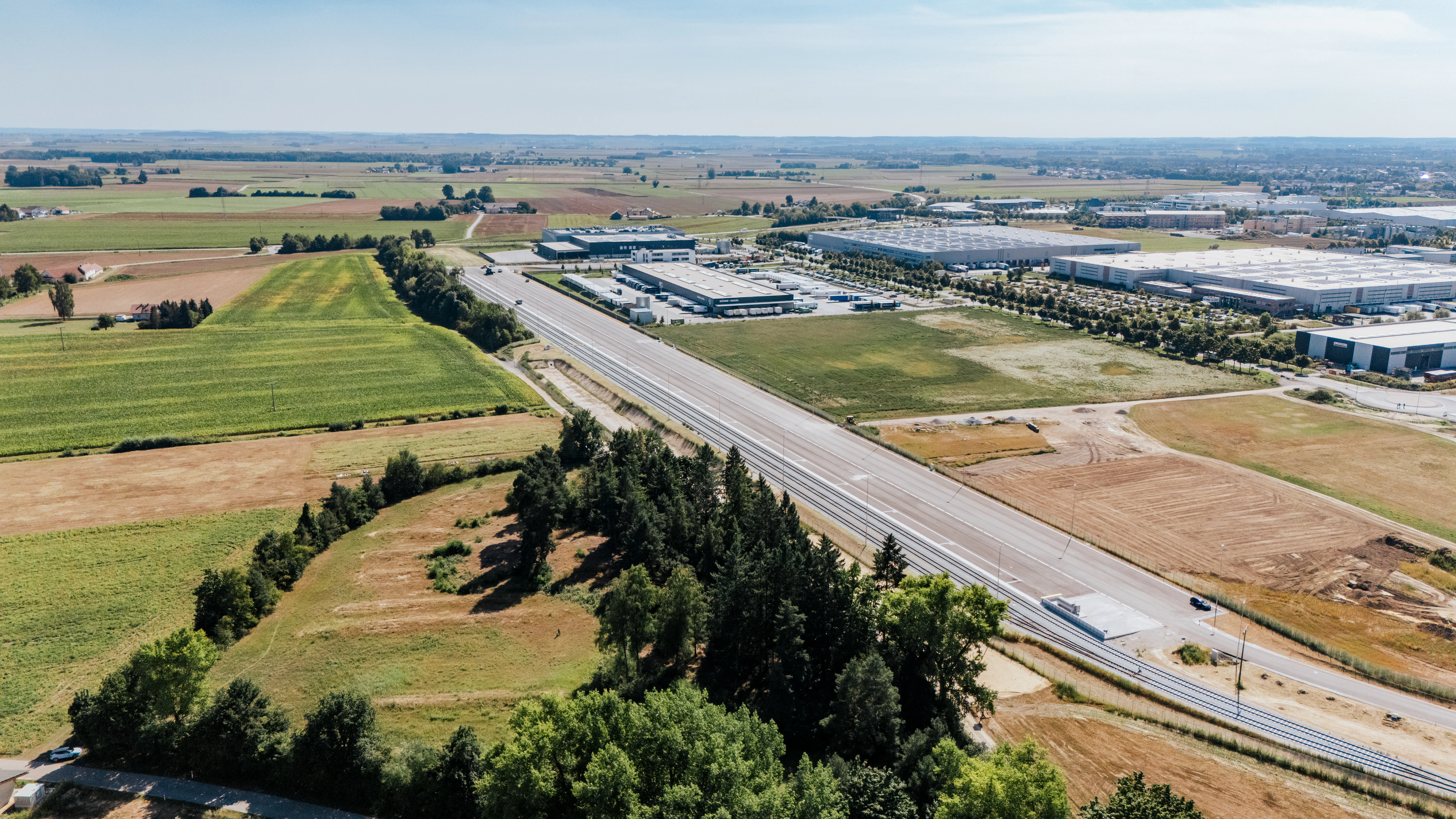 Gleisbereich mit Umschlagfläche des KV-Terminals