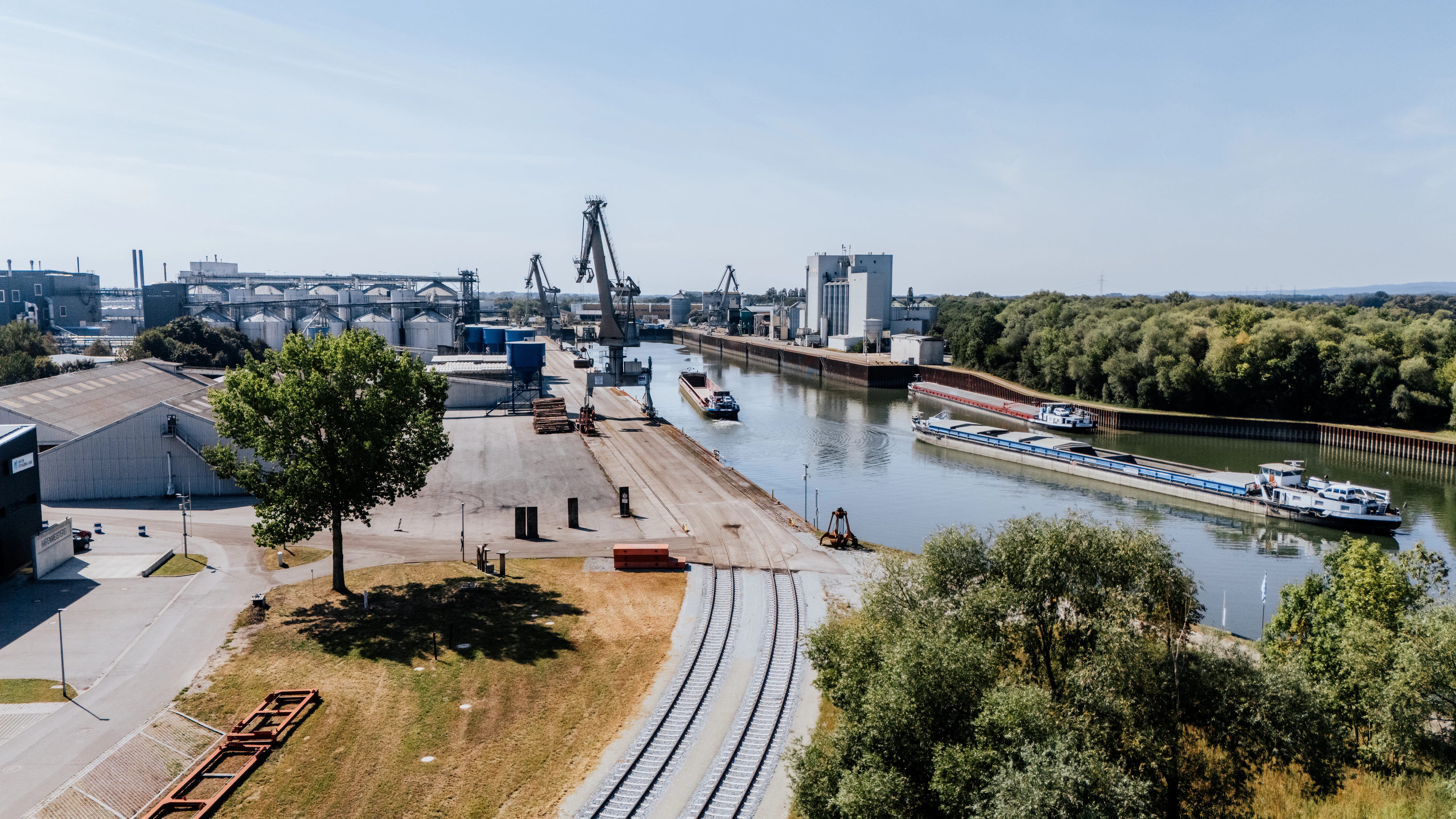Güterhafen Straubing mit einem Teil der neuen Gleisfläche, die zum Umschlagterminal führt