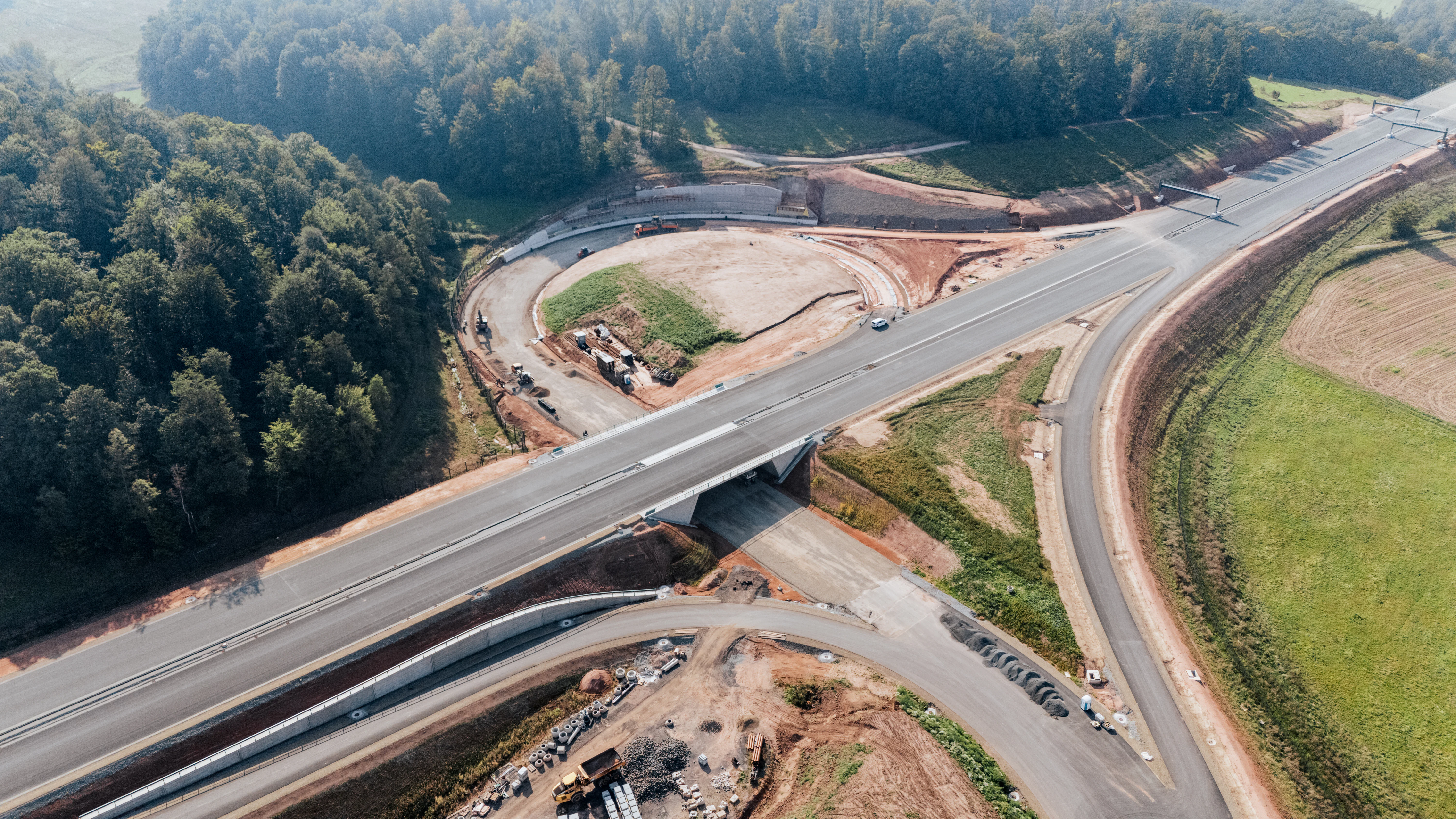 Neubau der A44 bei Wommen: Baustelle Autobahn-Unterführung mit Zufahrtsstraßen, Luftaufnahme