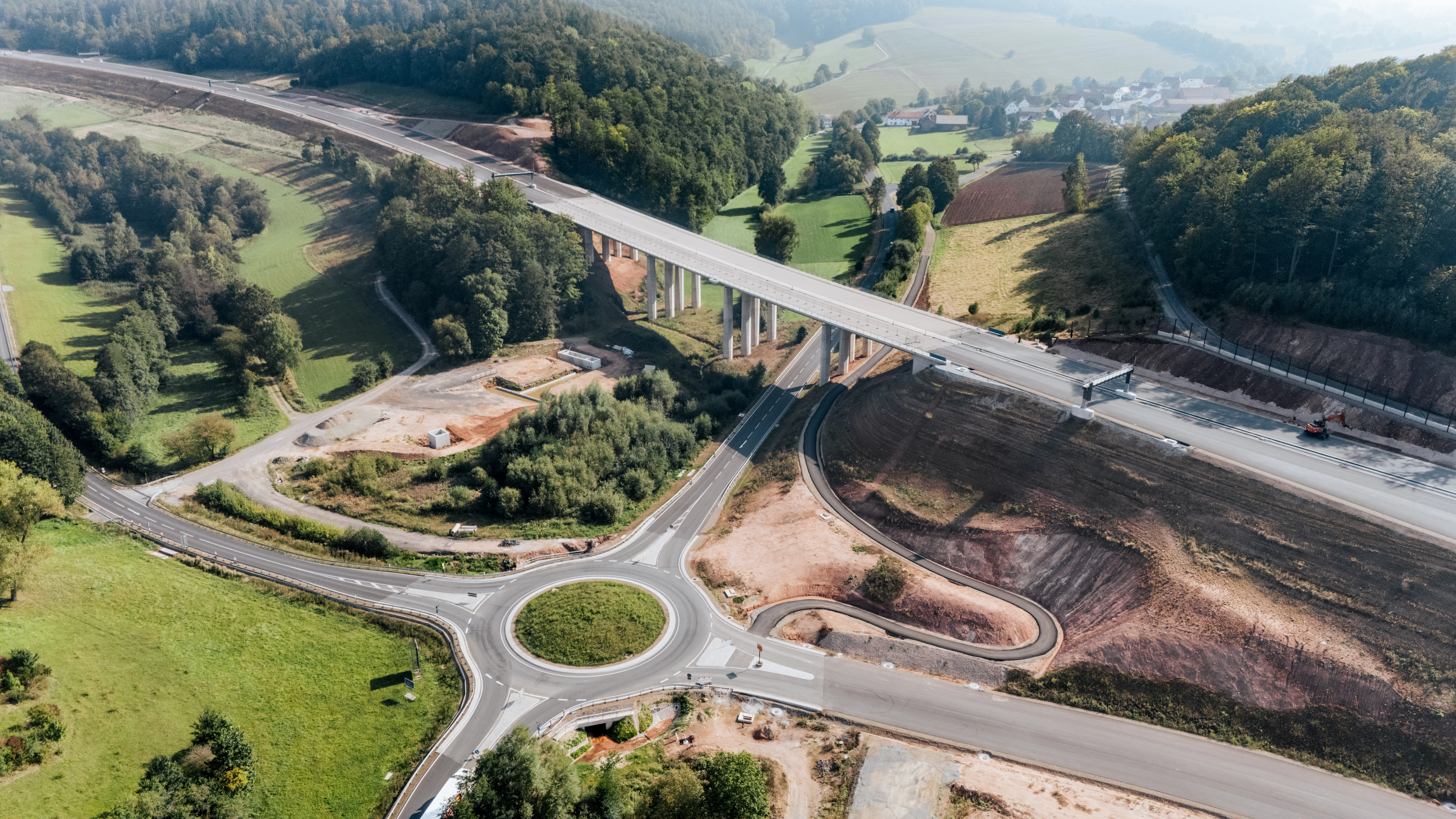 Neubau der A44 bei Wommen: Autobahnbrücke und Kreisverkehr, Luftaufnahme