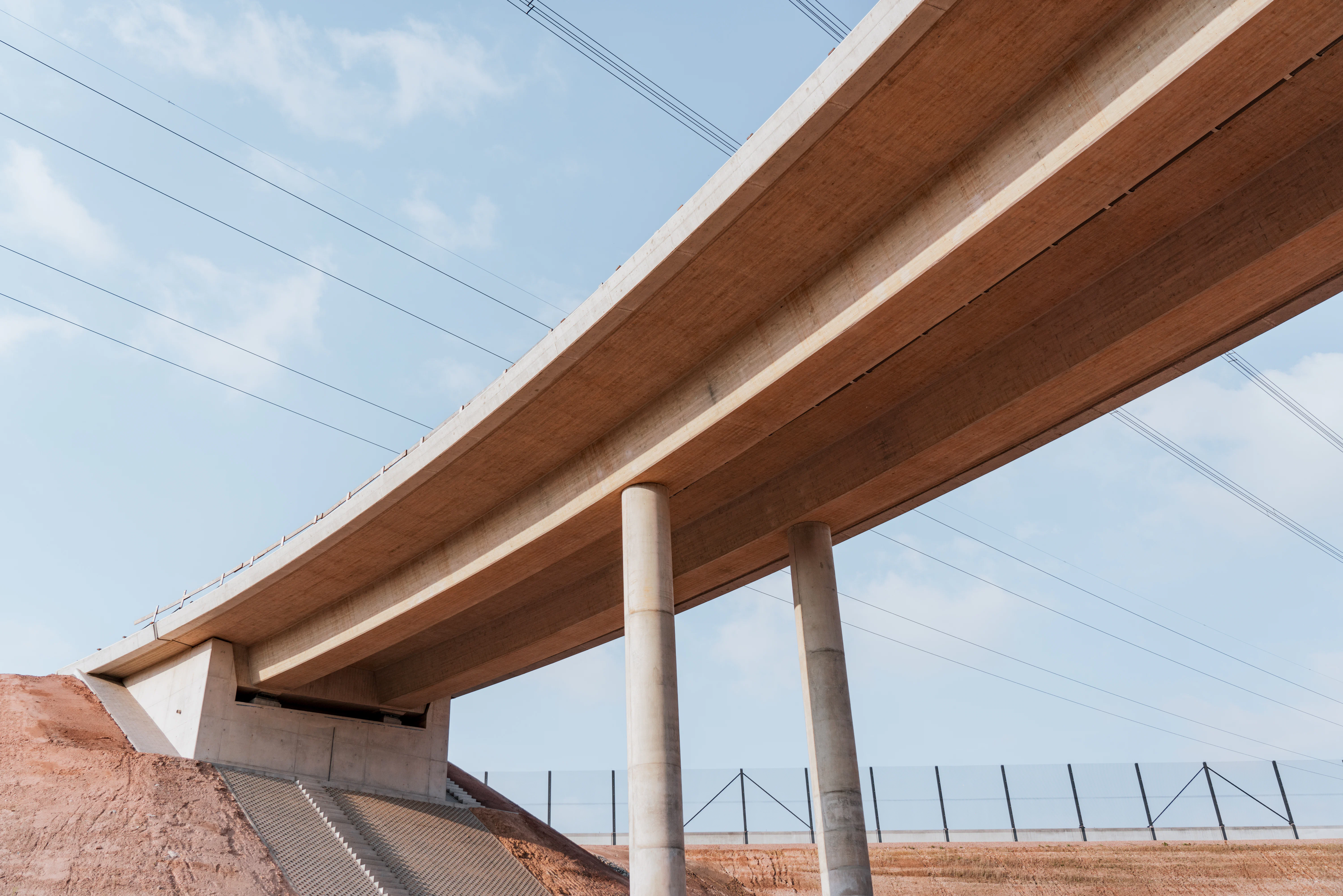 Neubau der A44 bei Wommen: Betonbrücke von unten