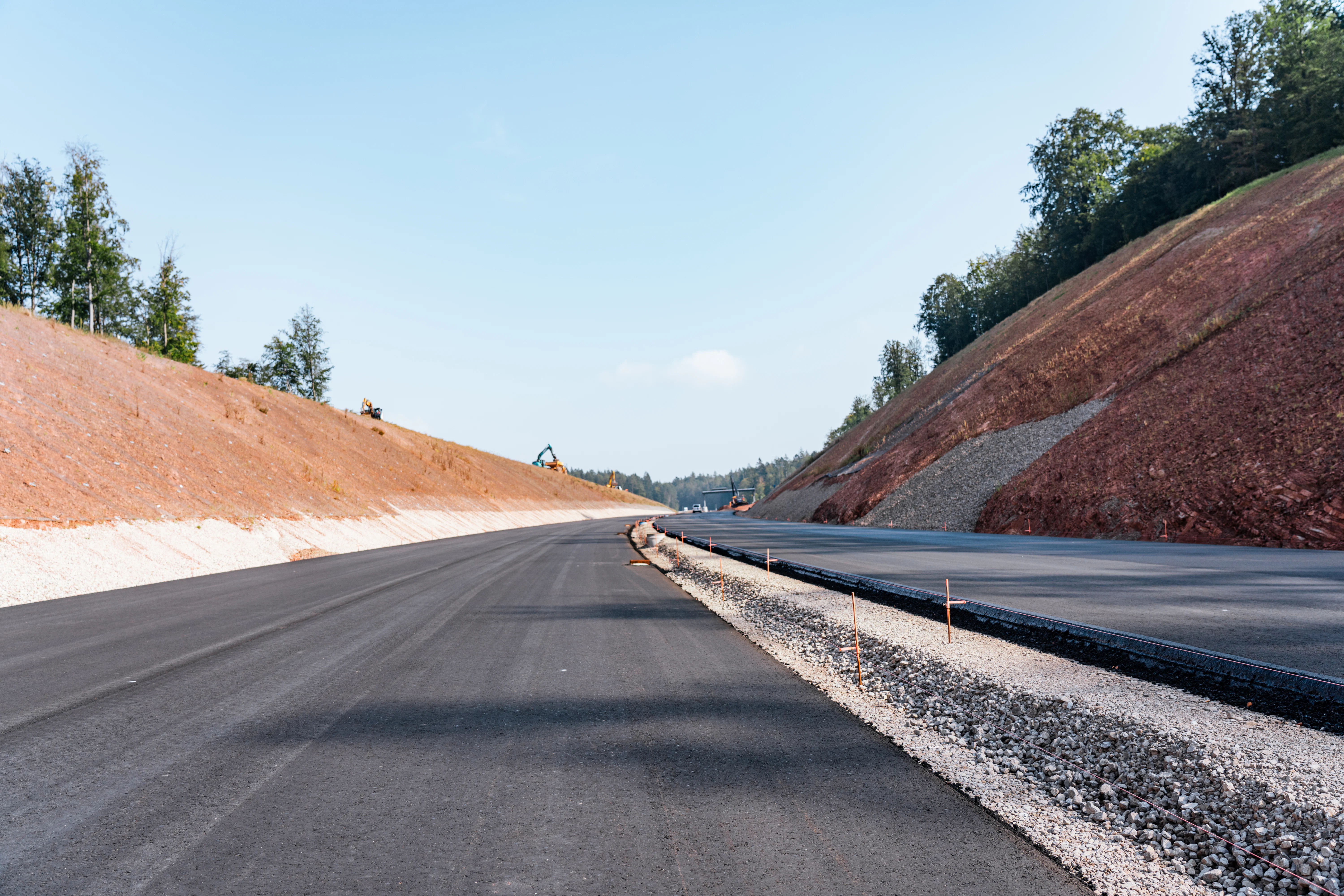 Neubau der A44 bei Wommen: frisch asphaltierte Fahrbahn