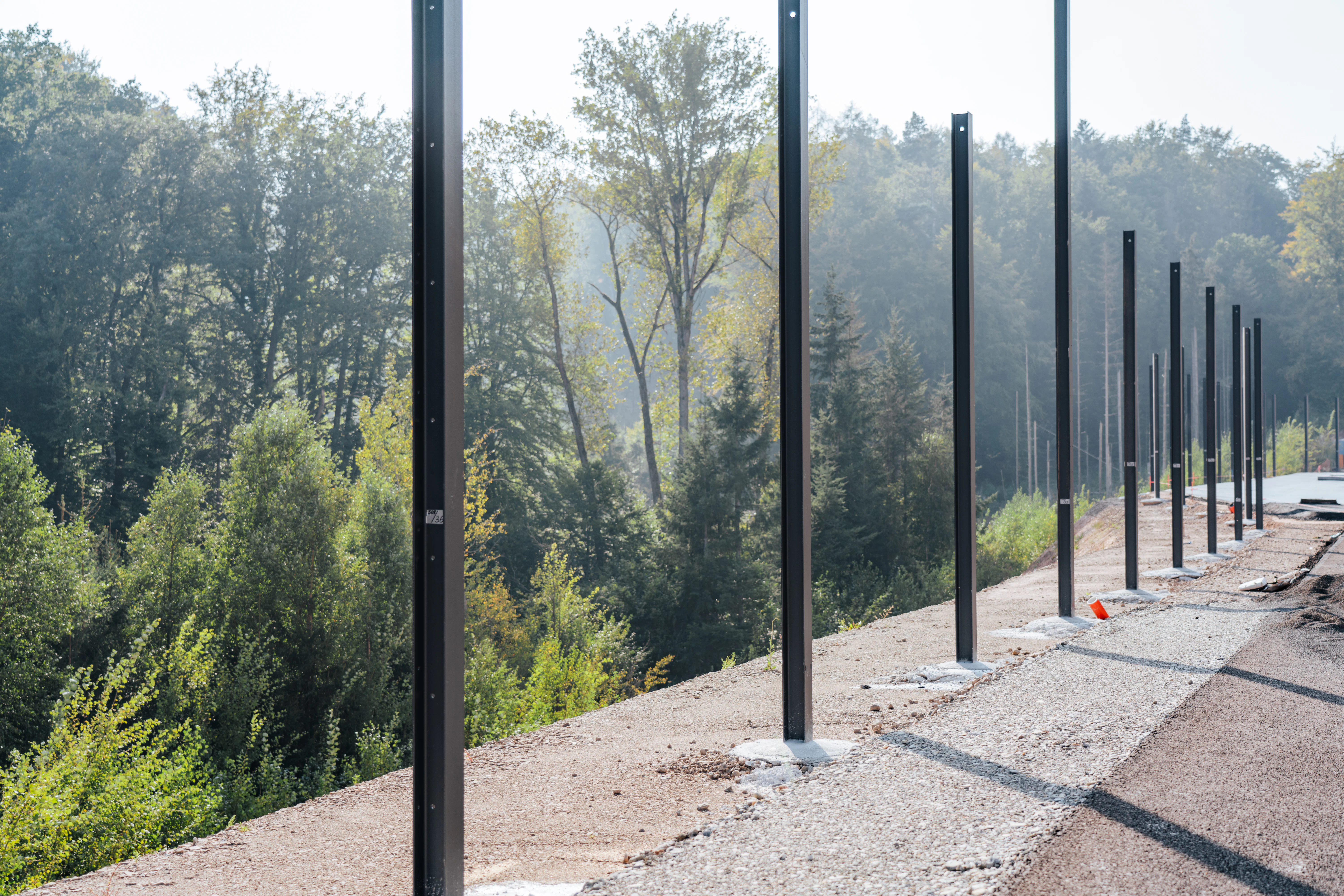 Neubau der A44 bei Wommen: Säulen für Tierschutzzaun entlang der Fahrbahn