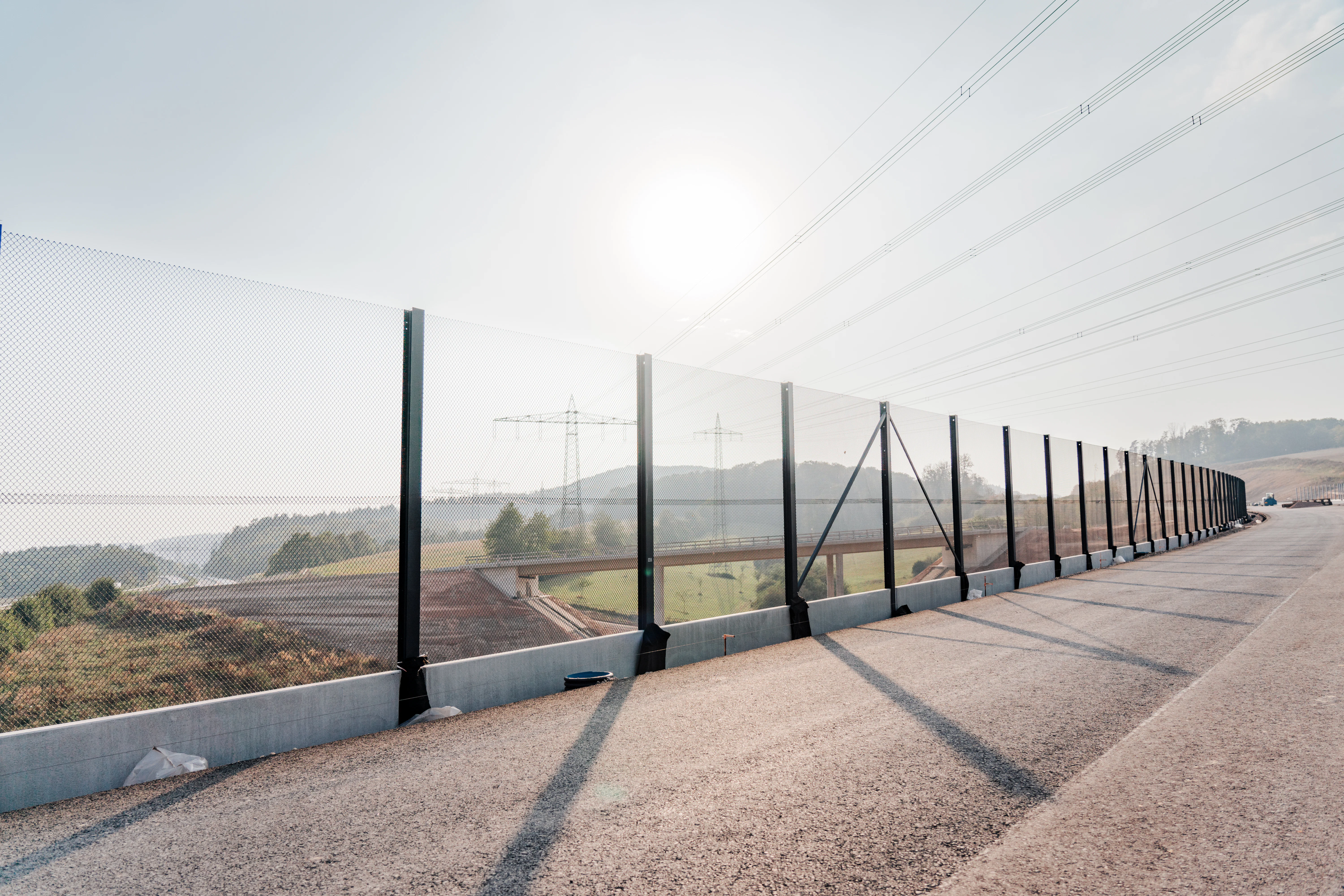 Neubau der A44 bei Wommen: Tierschutzzaun entlang der Fahrbahn