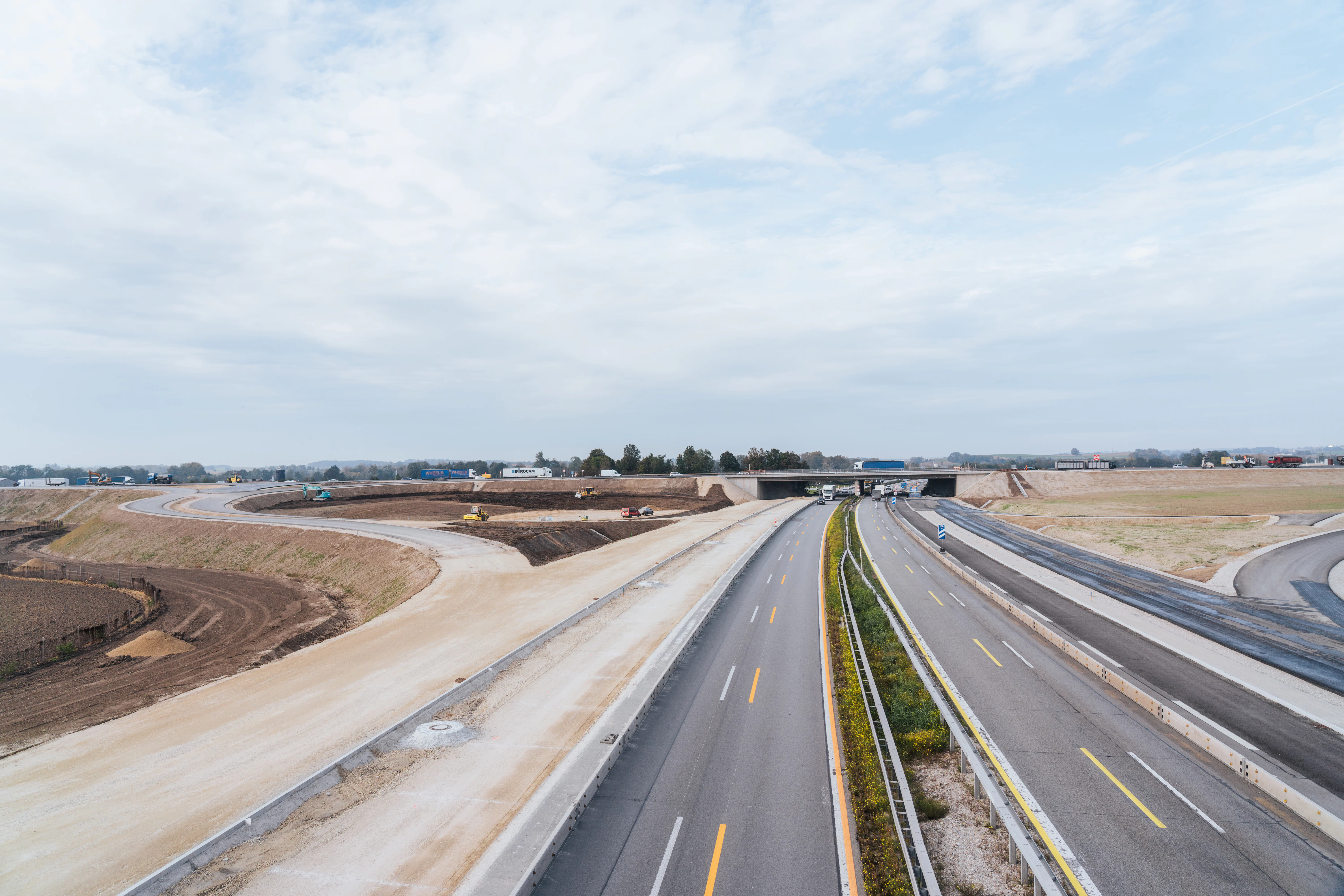 Vierspuriger Ausbau der A94, Malching-Pocking: zwei Fahrbahnen sind bereits asphaltiert, die anderen beiden Fahrbahnen befinden sich noch im Bau