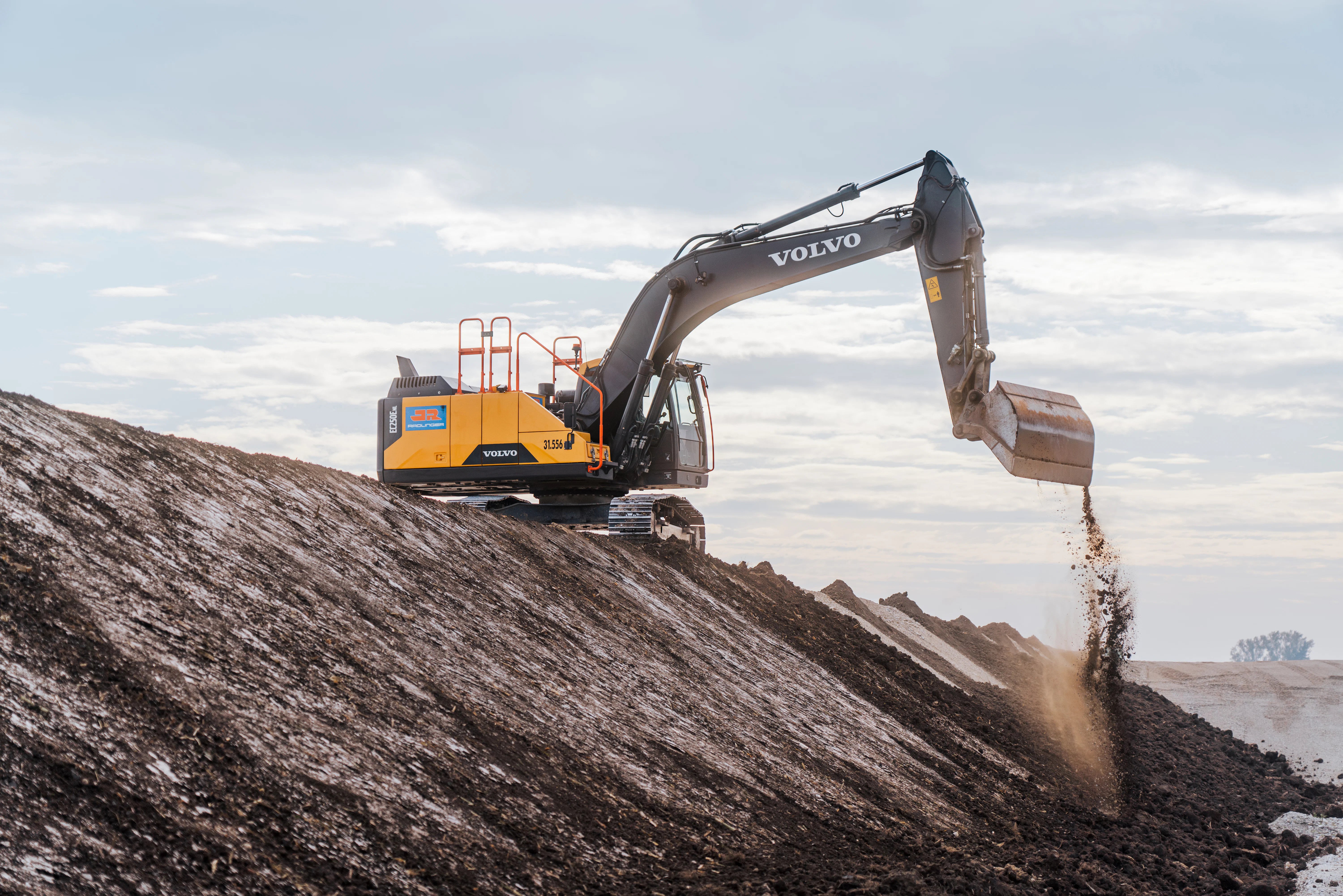 Vierspuriger Ausbau der A94, Malching-Pocking: Bagger bei Erdarbeiten für eine Böschung