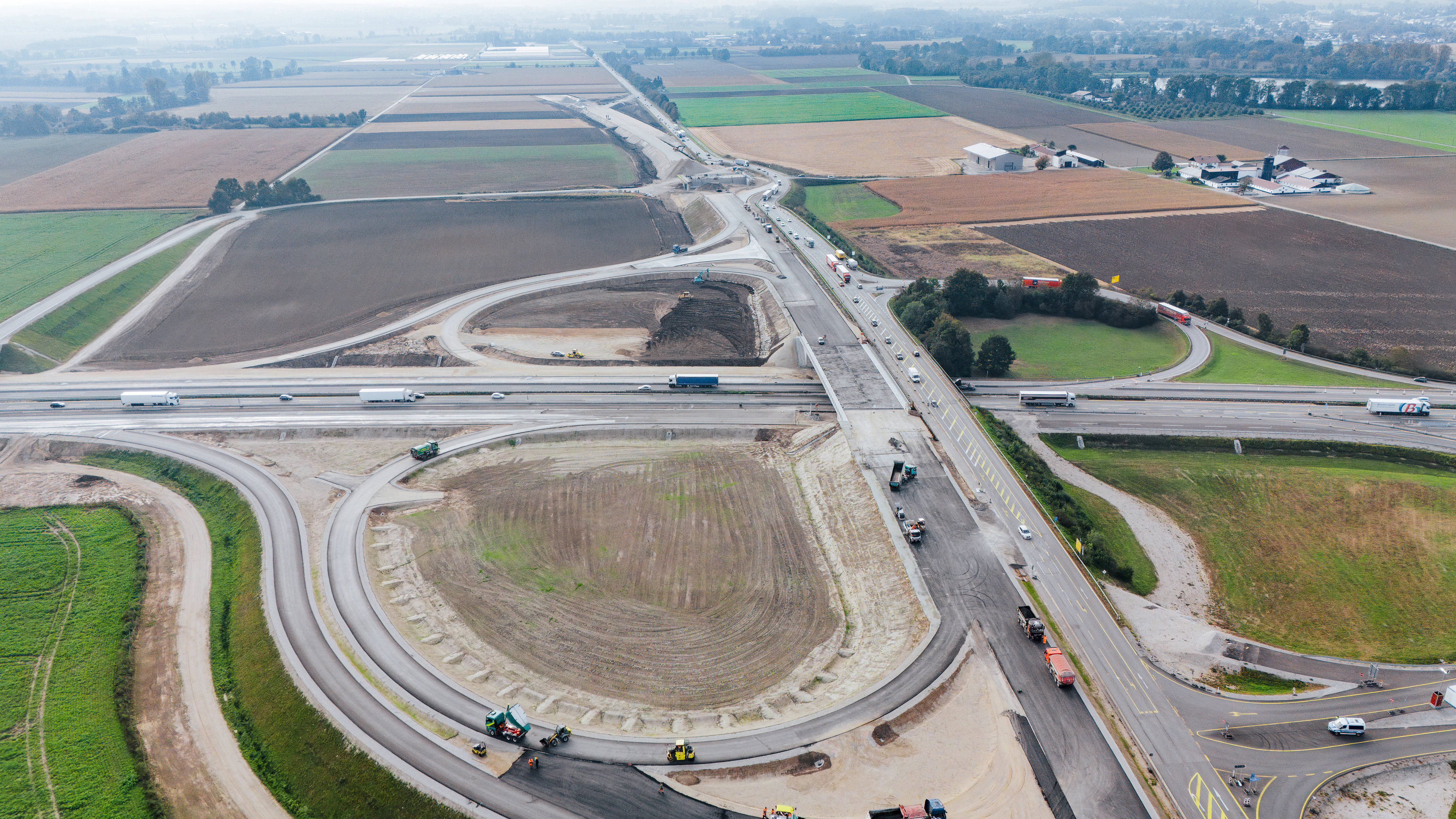 Vierspuriger Ausbau der A94, Malching-Pocking: Luftaufnahme der Großbaustelle