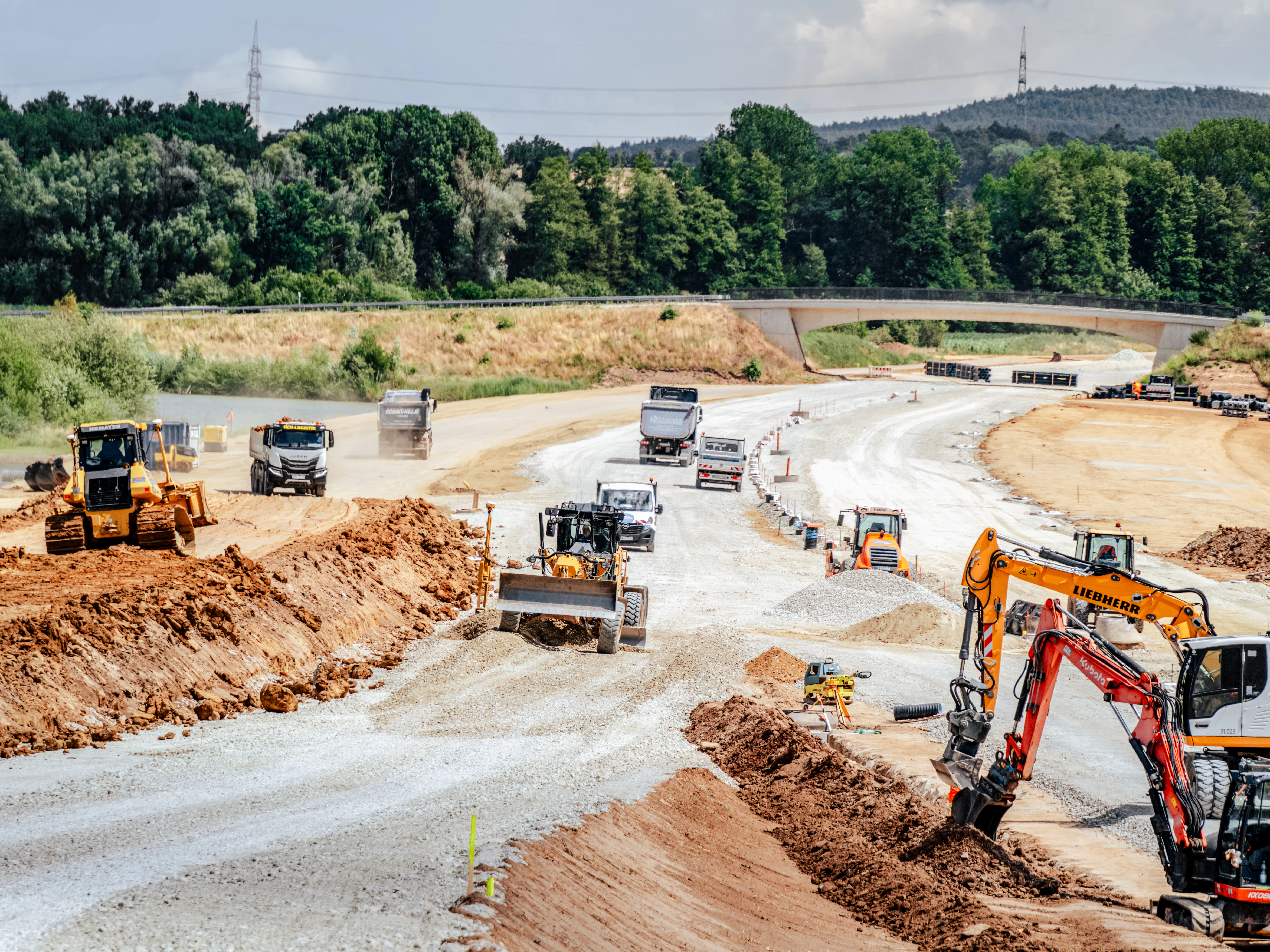Aufnahme einer betriebsamen Baustelle der Bundesstraße B173 mit Baggern und Fahrzeugen, die arbeiten