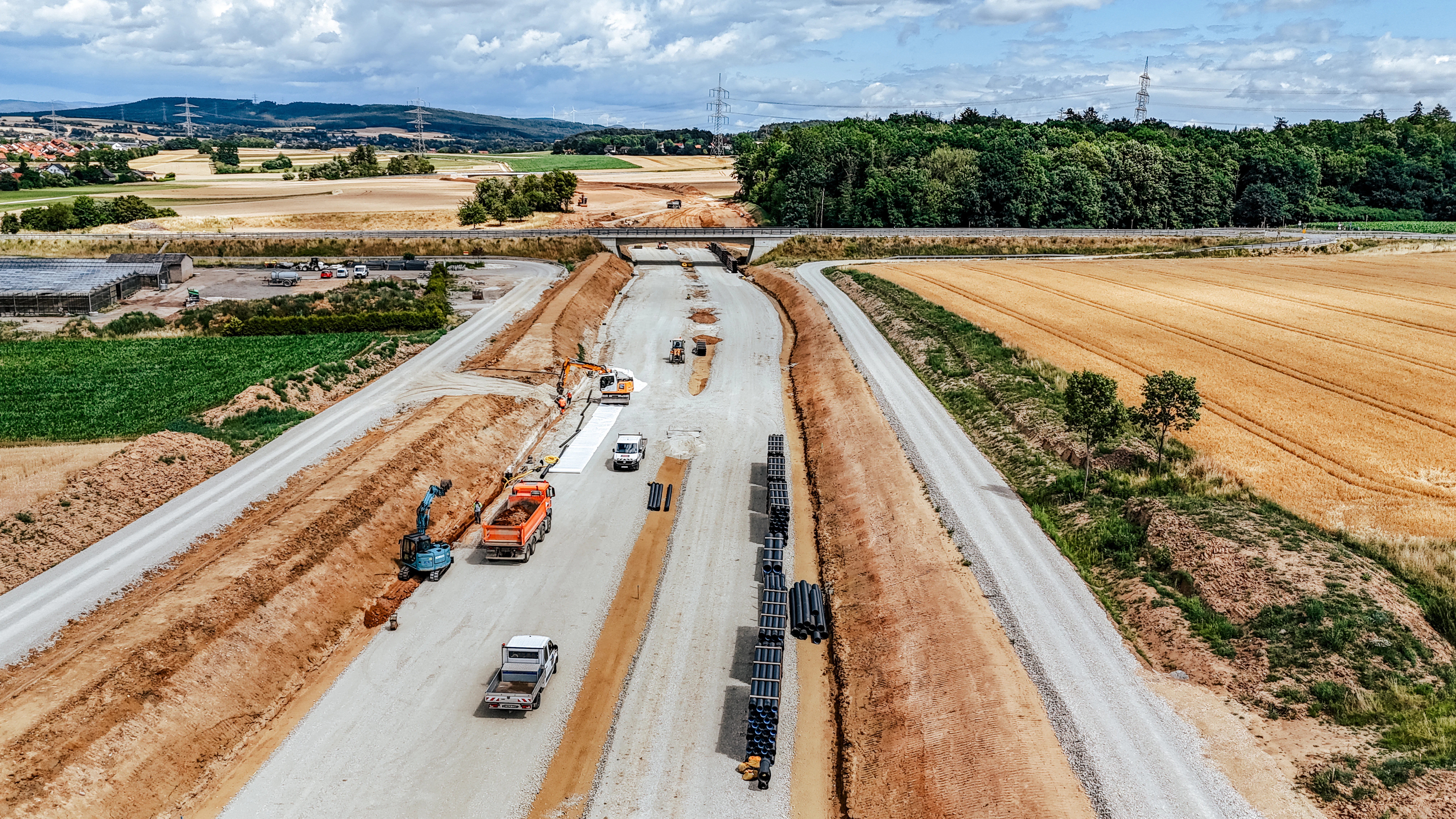 Drohnenaufnahme der Baustelle des Neubaus der B173 mit einer Brücke im Hintergrund