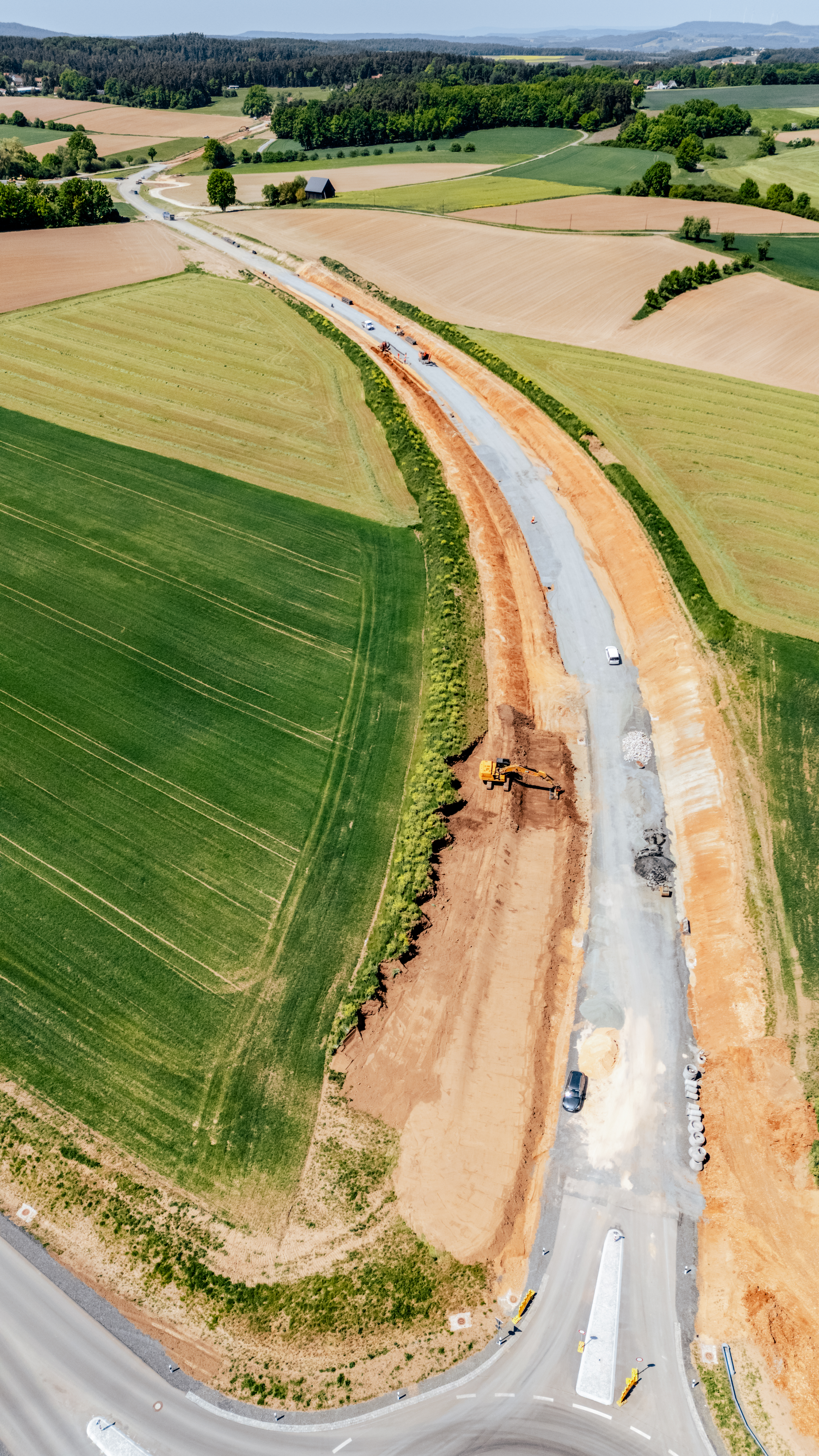 Drohnenaufnahme der noch nicht fertigen Straße der Ortsumfahrung Döllnitz