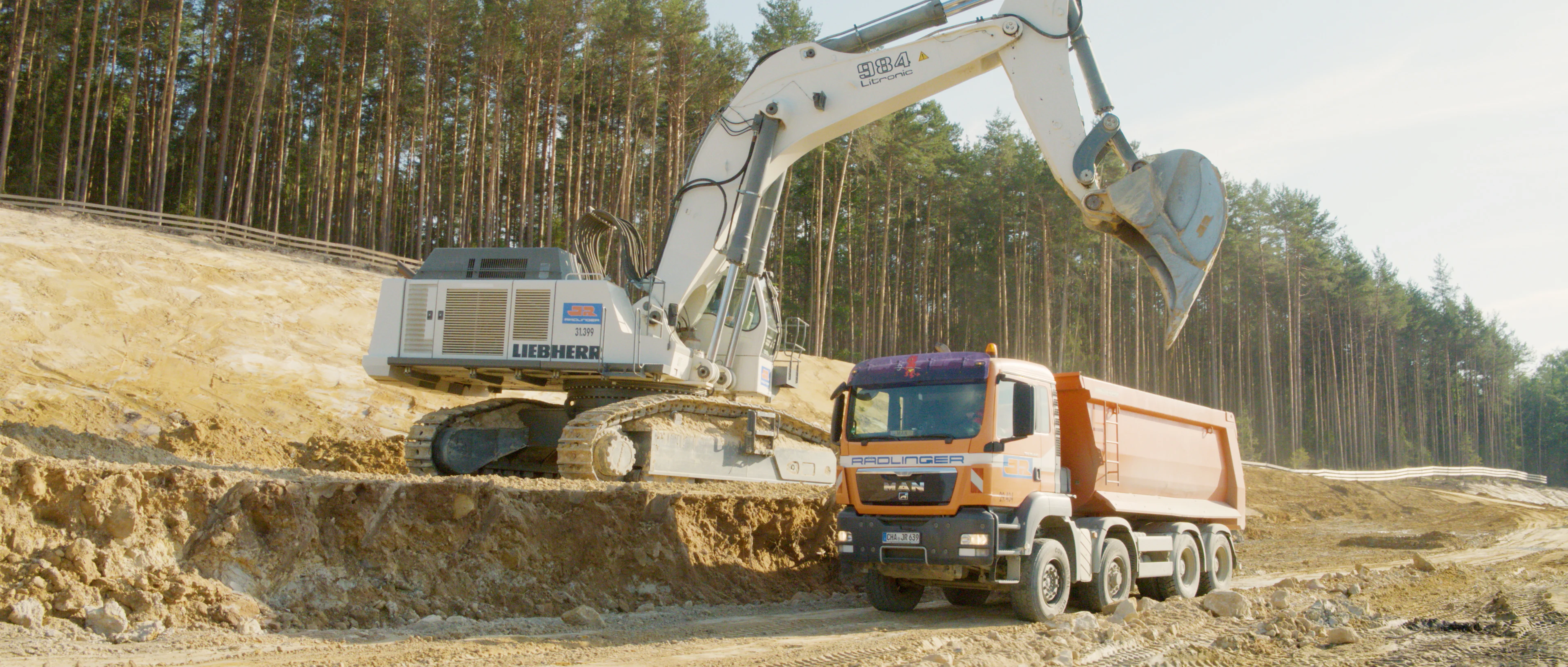Trassenverschiebung auf der A70 bei Thurnau, weißer Riese 984 befüllt Rädlinger LKW