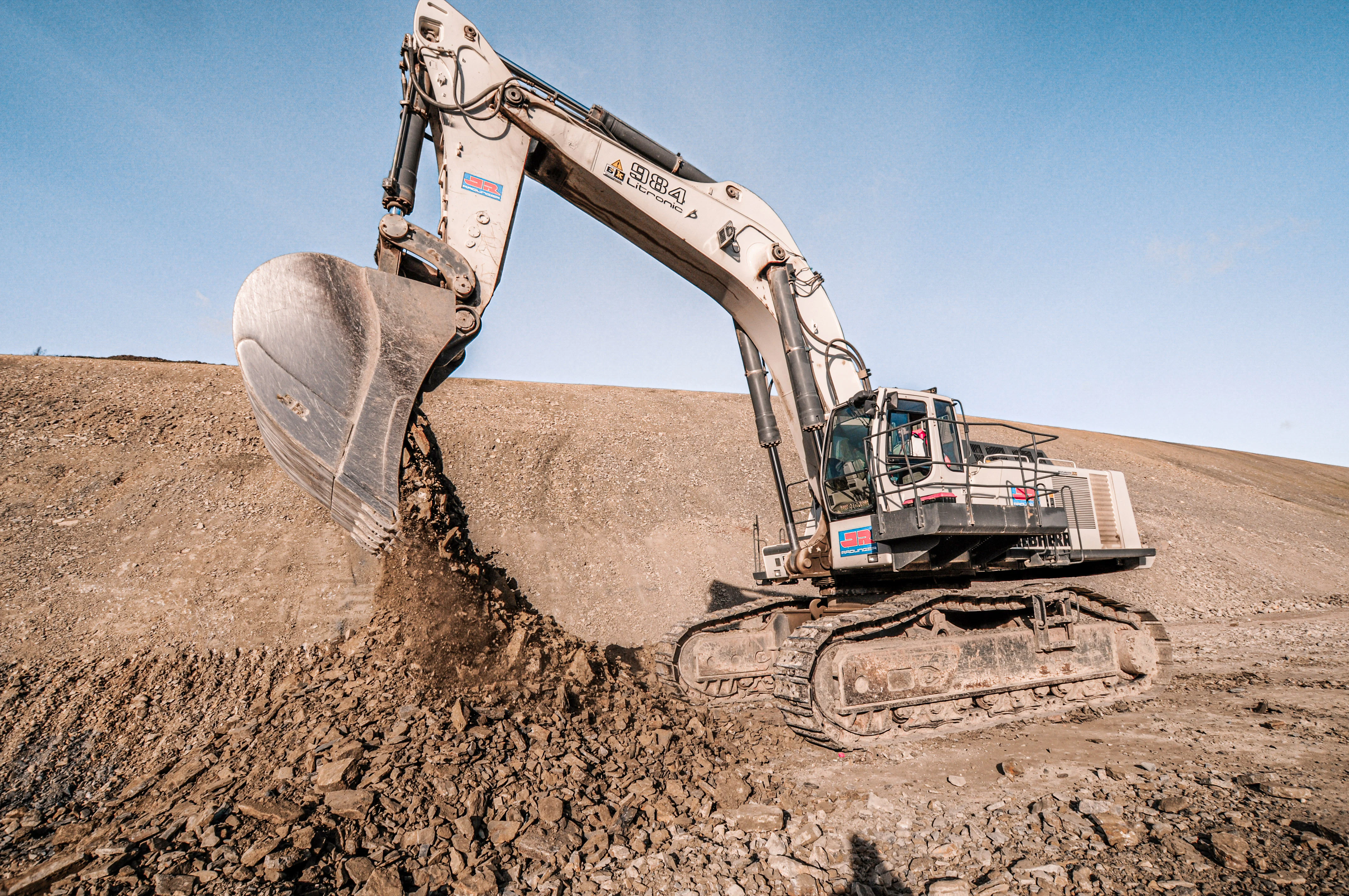 Weißer Riese von JR bei Trassenverschiebung an der A70 bei Thurnau mit großer Erdbewegung