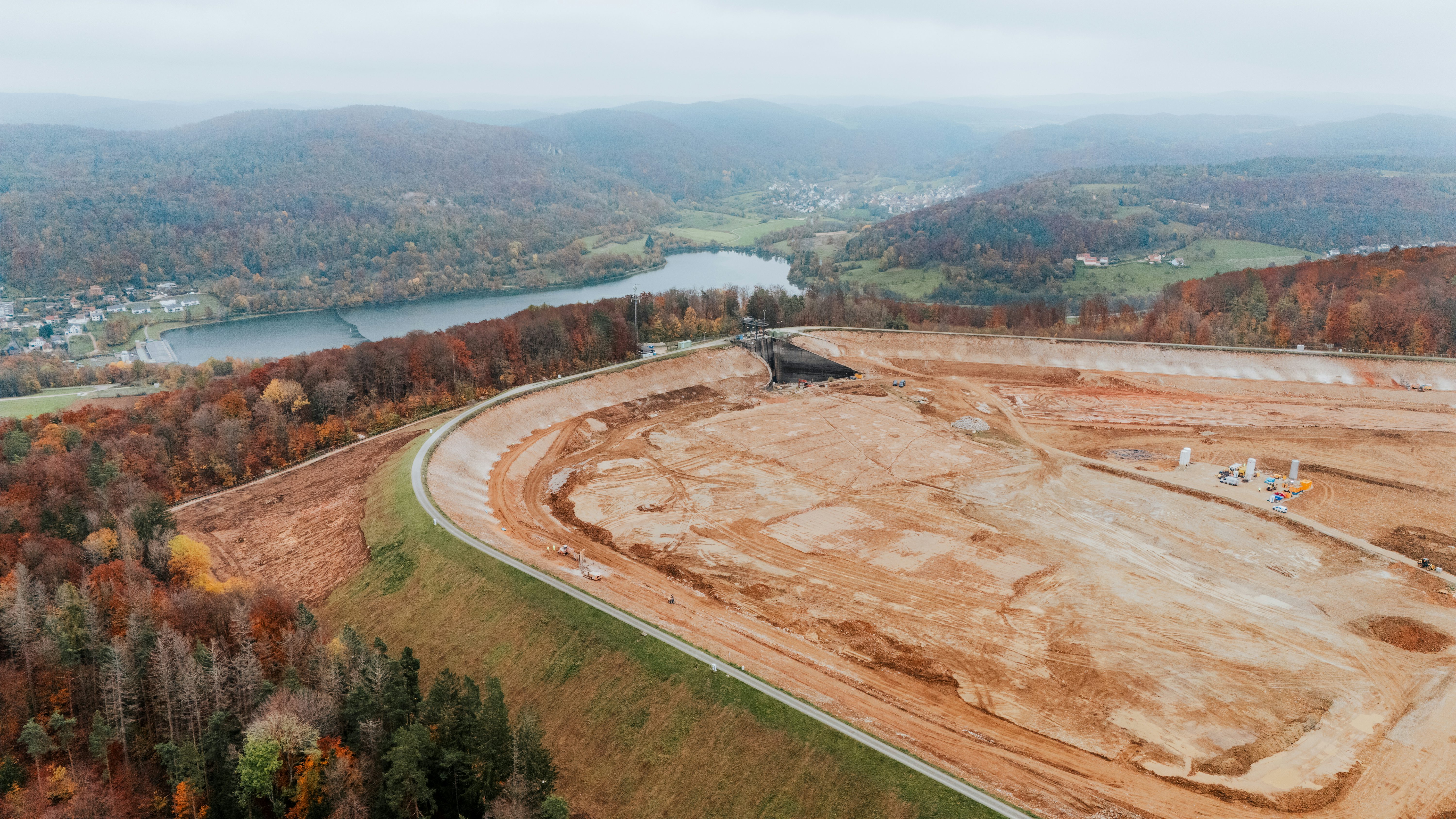 Pumpspeicherkraftwerk Happurg, Sanierung Oberbecken: Baustelle am Oberbecken und Happurger See von oben