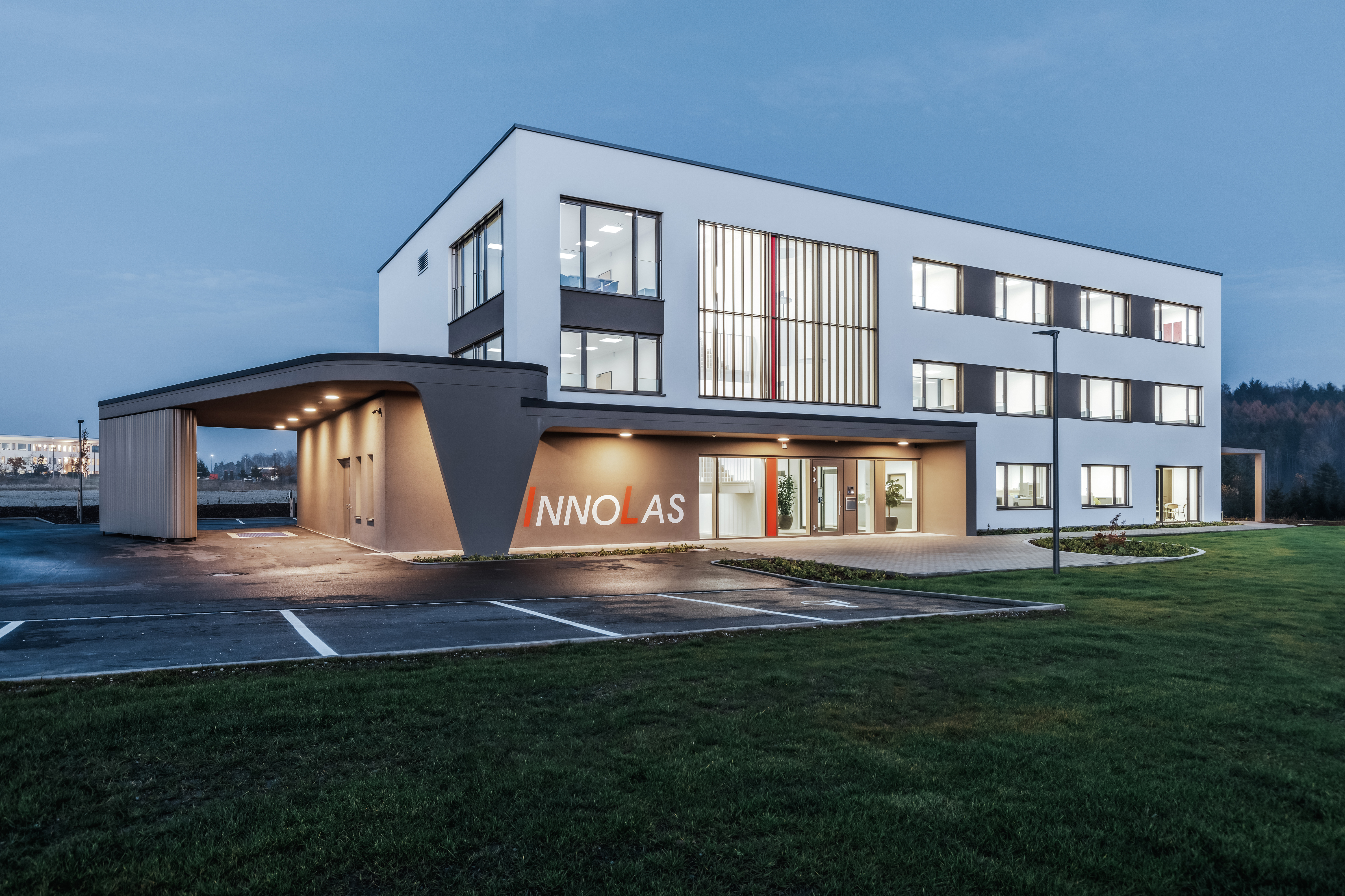 Nachtaufnahme des Firmengebäudes von InnoLas in Windorf von außen