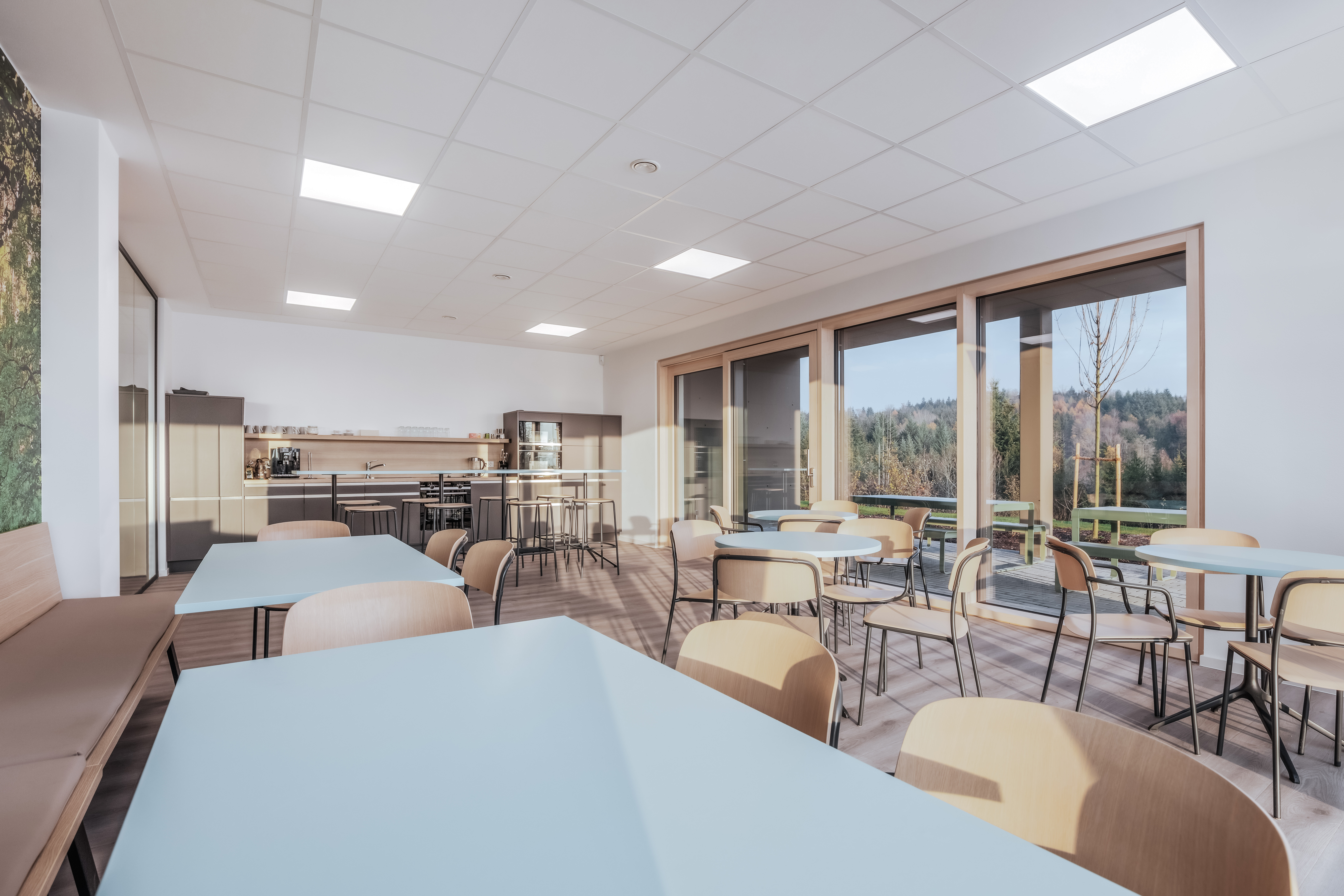 Aufenthaltsraum mit Küche für Mitarbeitende bei InnoLas in Windorf