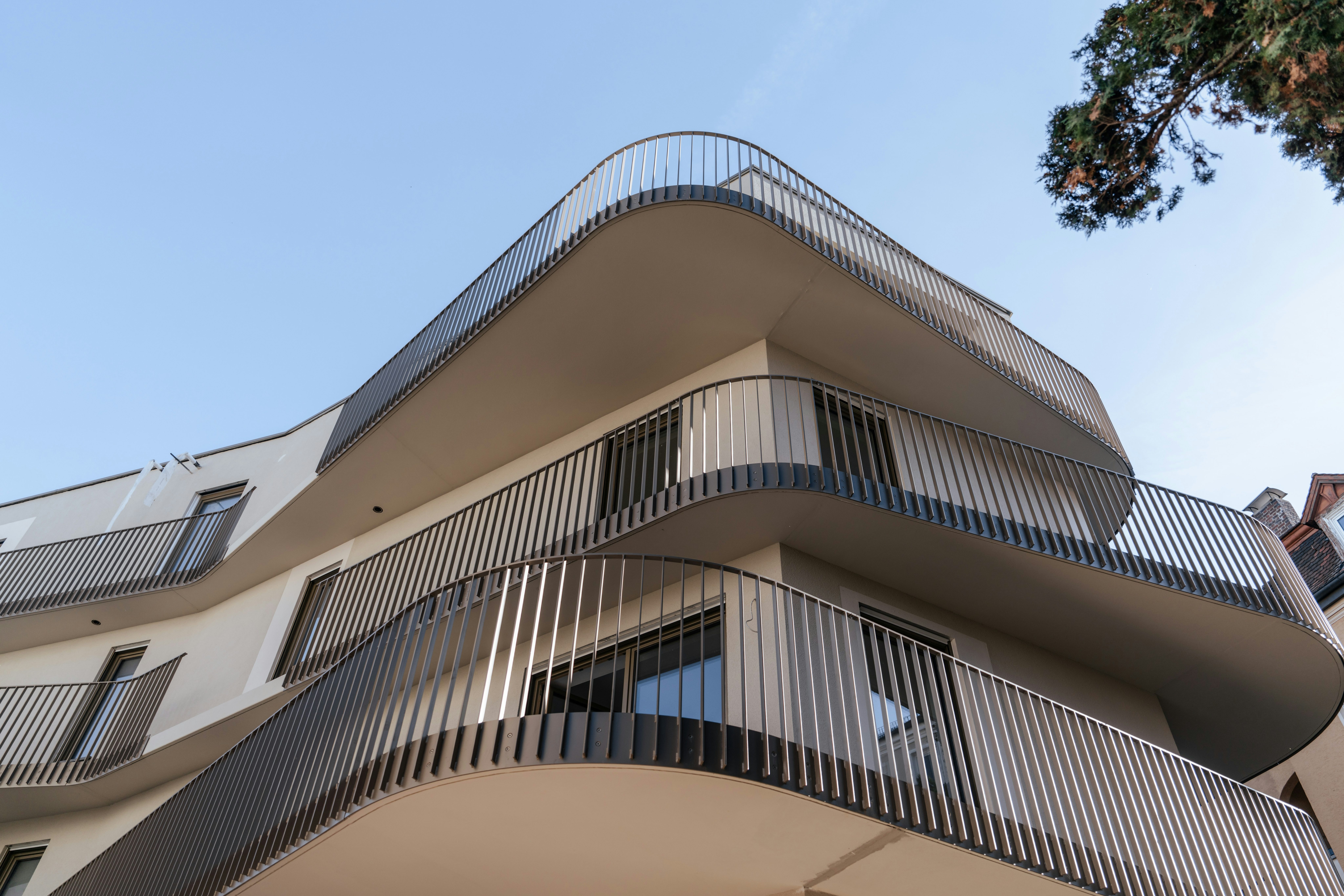 Neubau-Wohnlage Sternhof, Regensburg: Außenfassade mit umlaufenden Balkonen aus der Froschperspektive