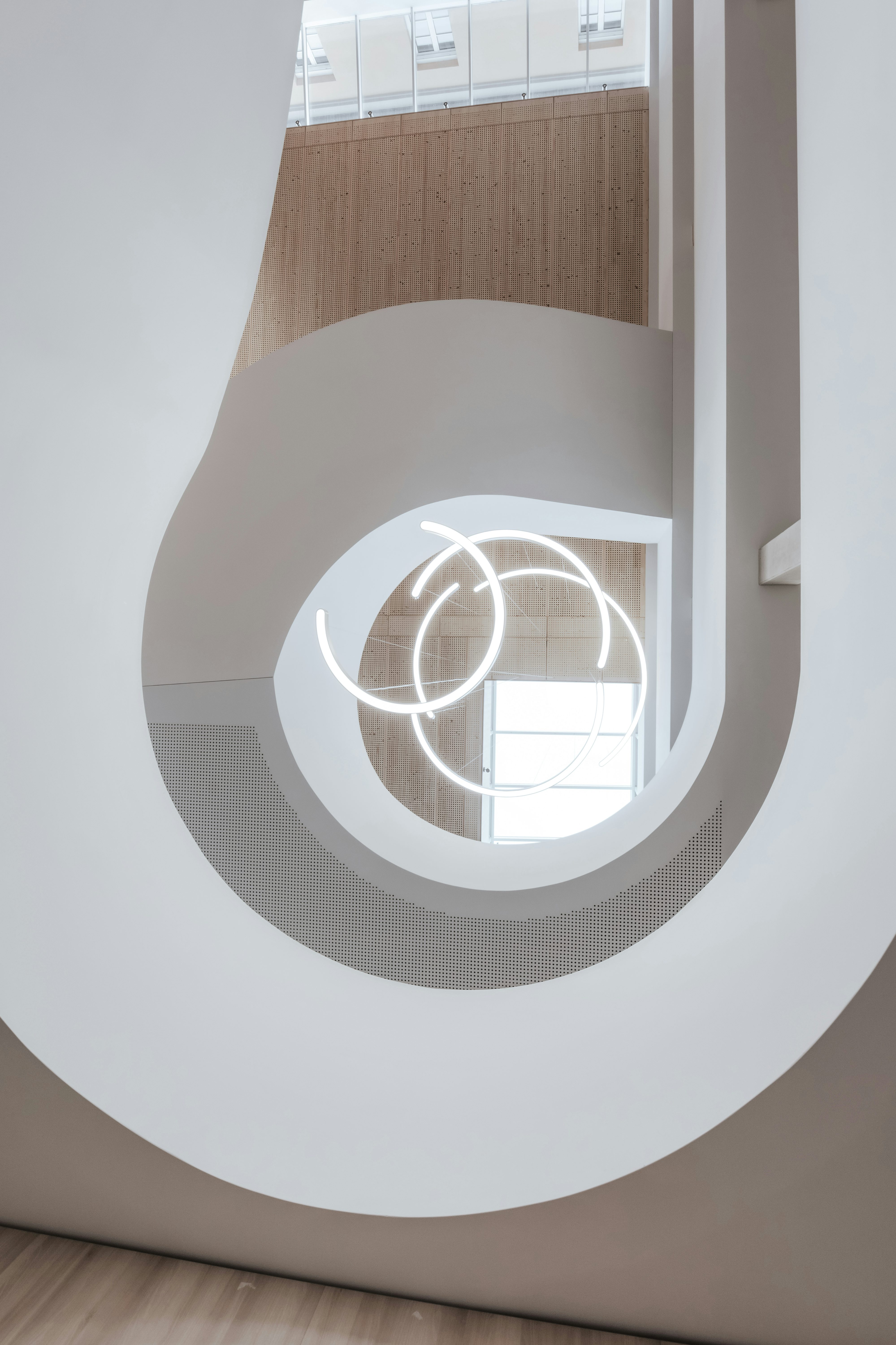 Weiße freitragende Treppe von unten nach oben fotografiert