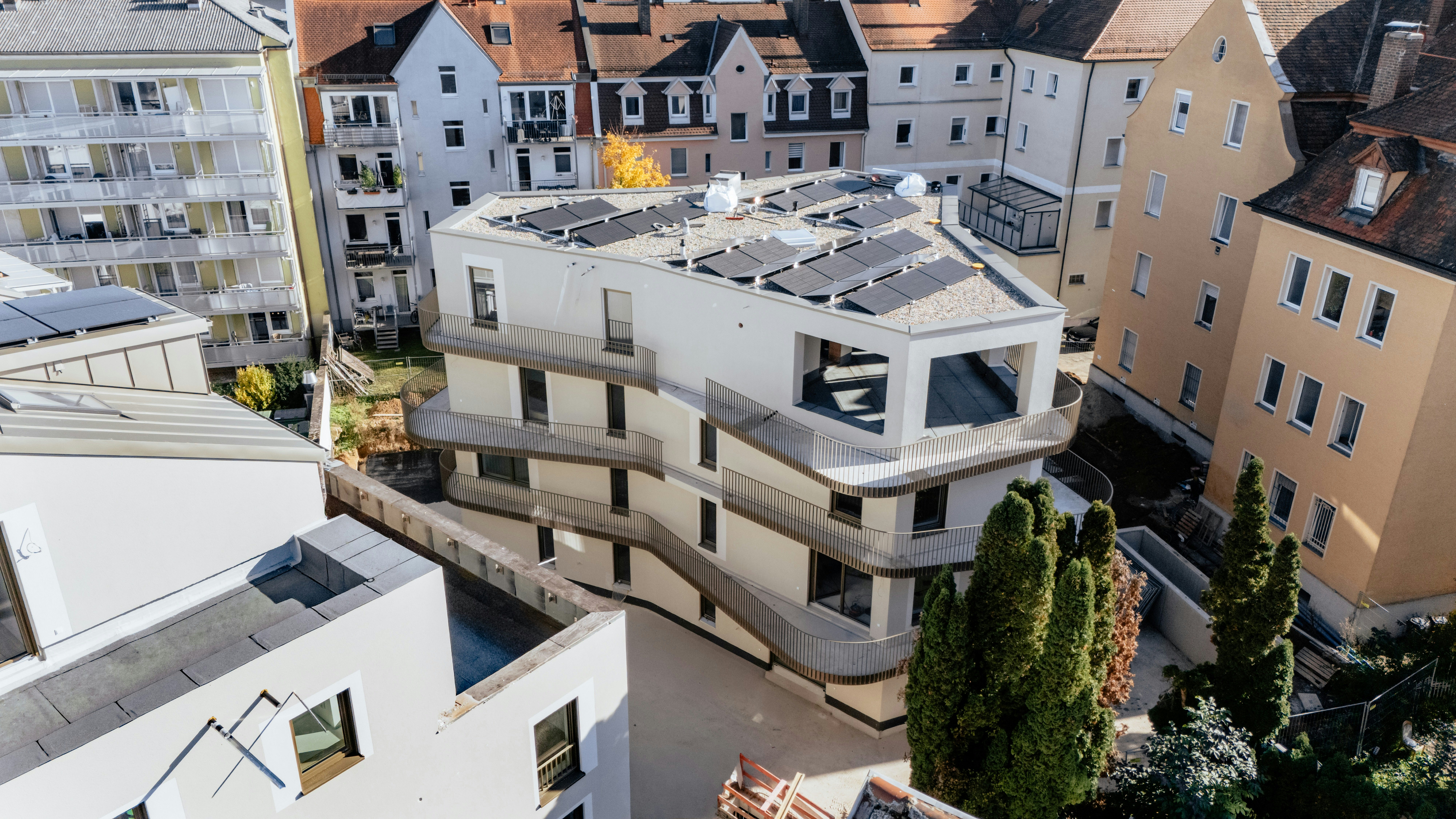 Baufortschritt Neubau-Wohnanlage Sternhof Regensburg: Luftaufnahme von Haus A mit fertiger Fassade, Stand Oktober 2025