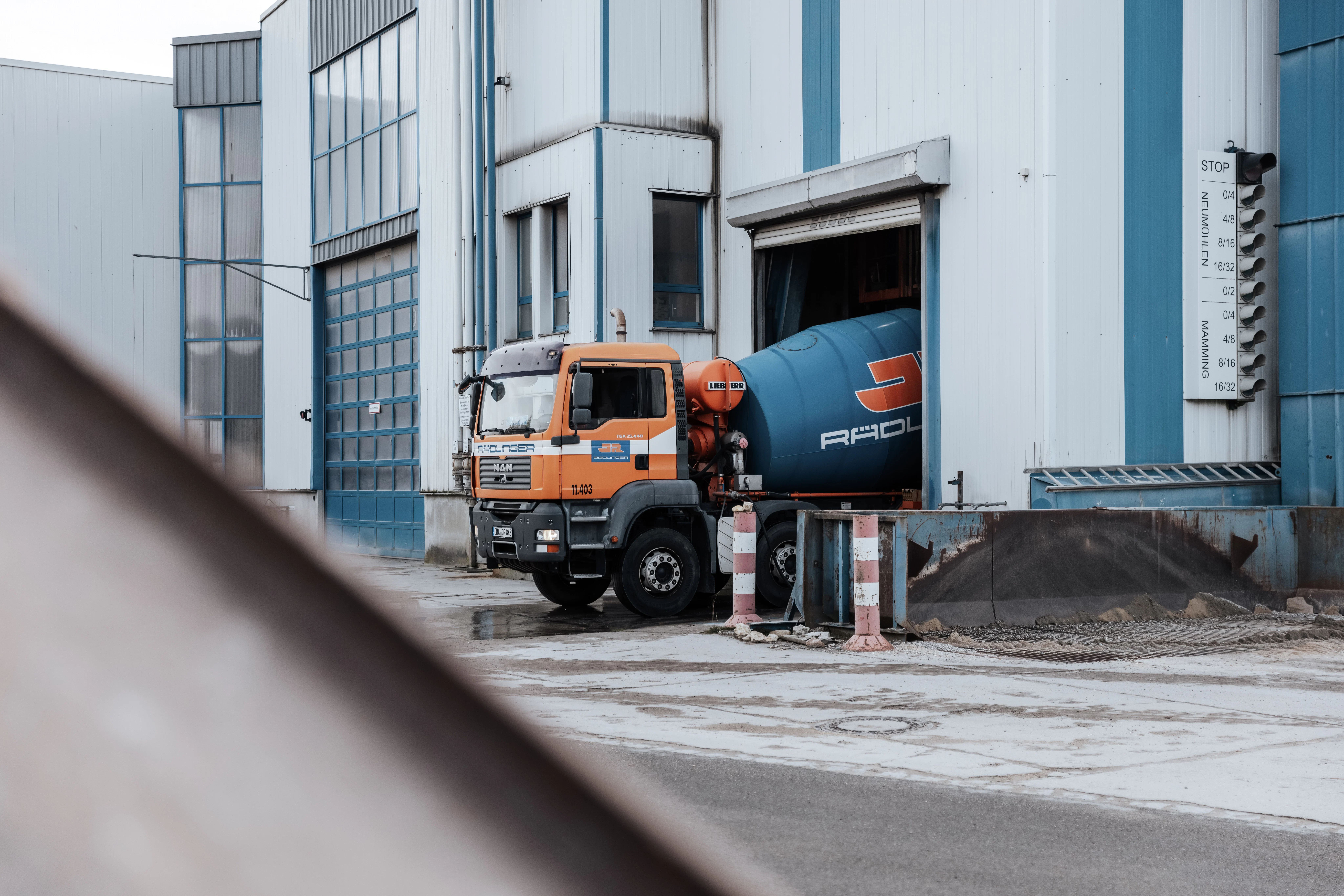 Rädlinger Betonwerk: Betonmischer bei Beladung im Mischwerk