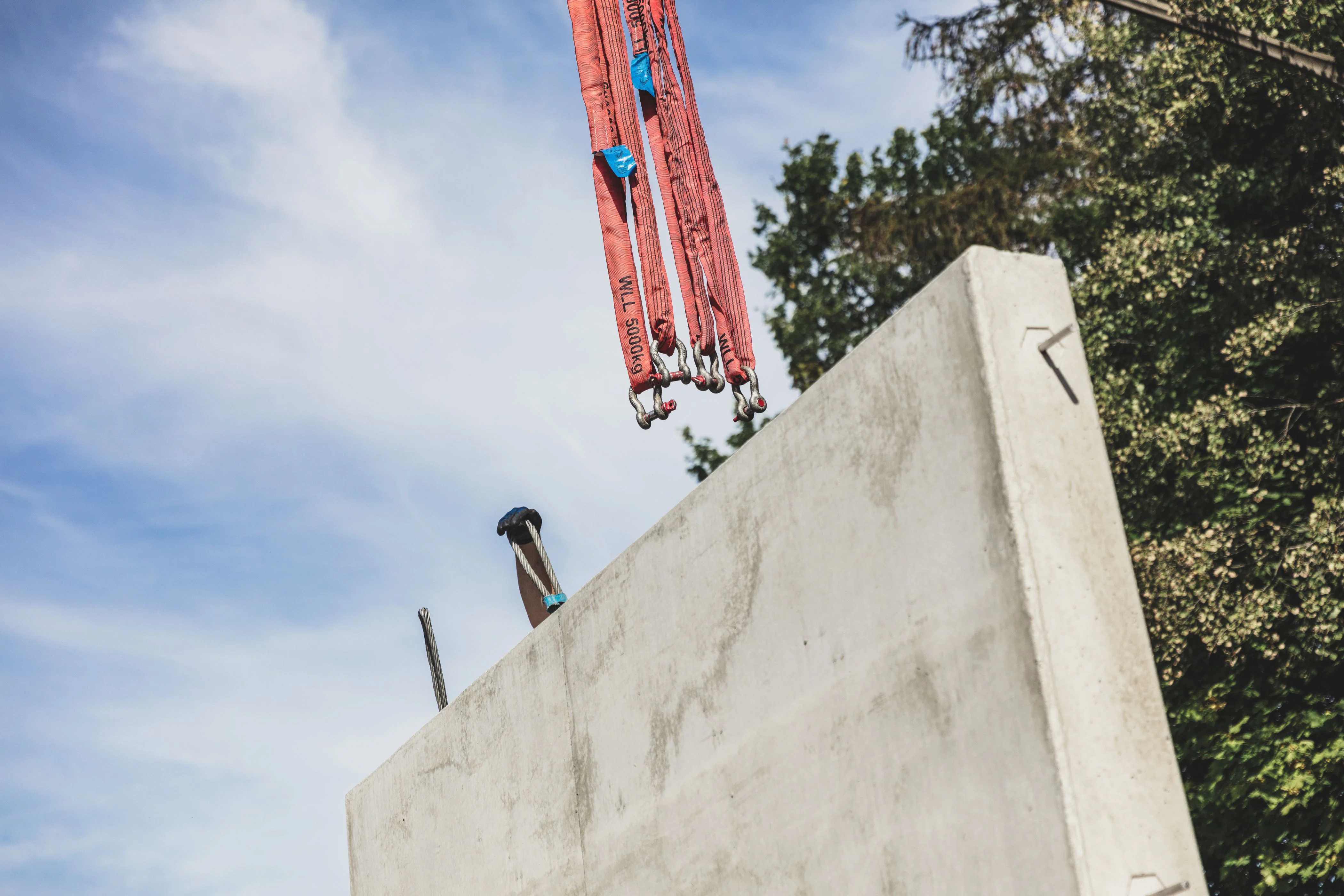 Eine Beton-Fertigteil wird eingehoben