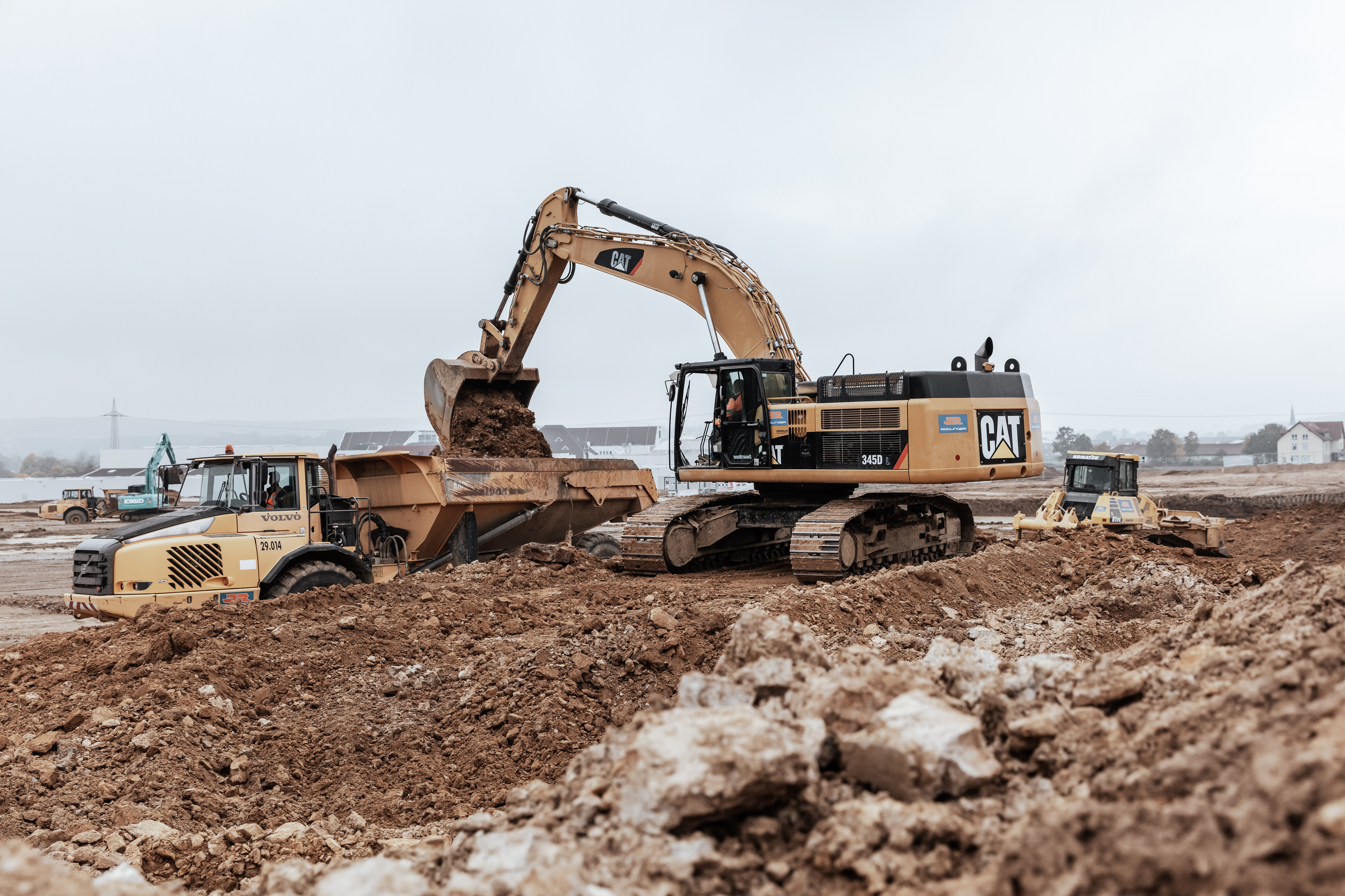 Rädlinger Erdbau: Bagger beim Beladen eines Dumpers mit Aushubmaterial