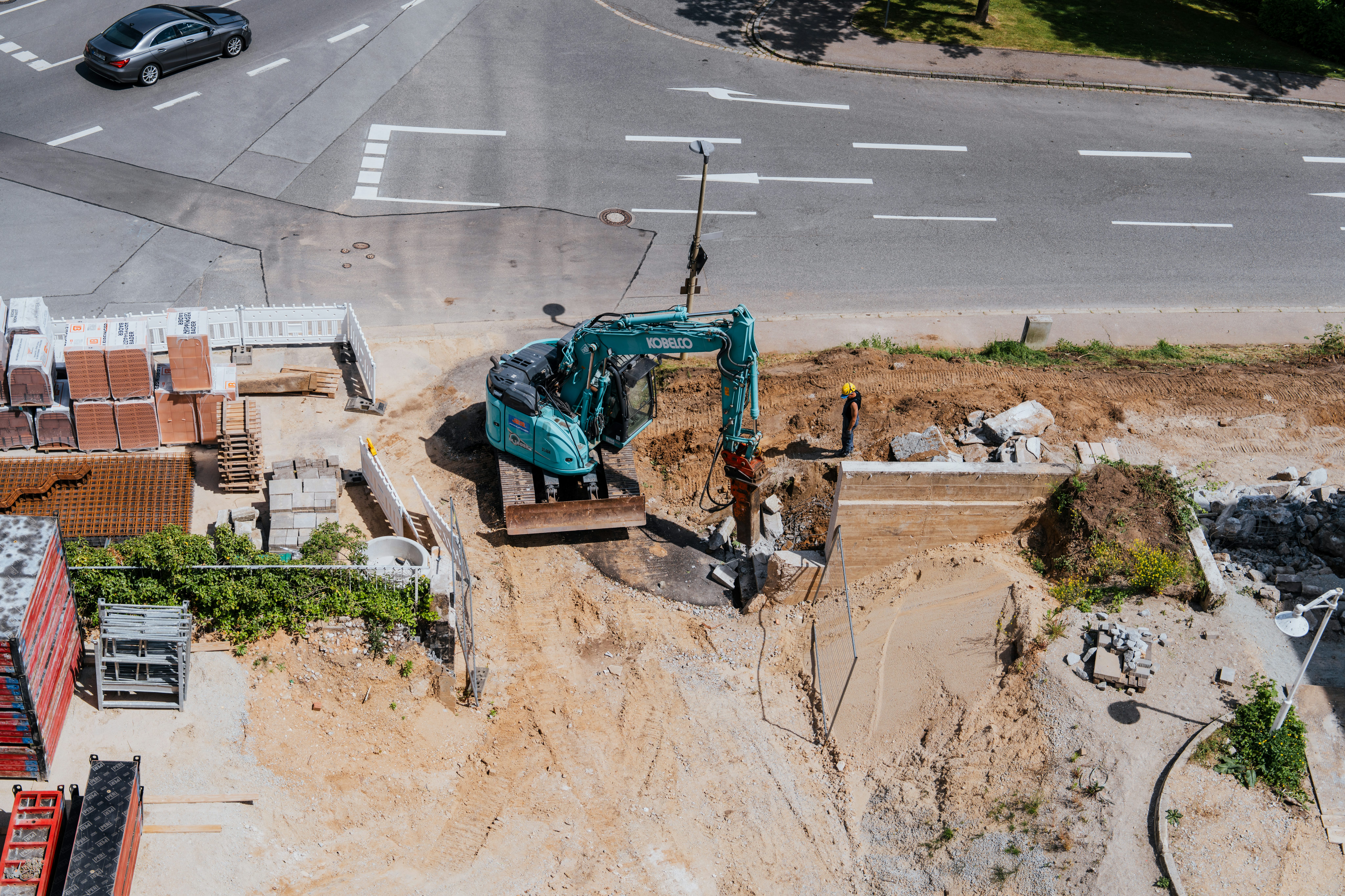 Drohnenaufnahme eines Bagger im Einsatz auf einer unserer Baustellen