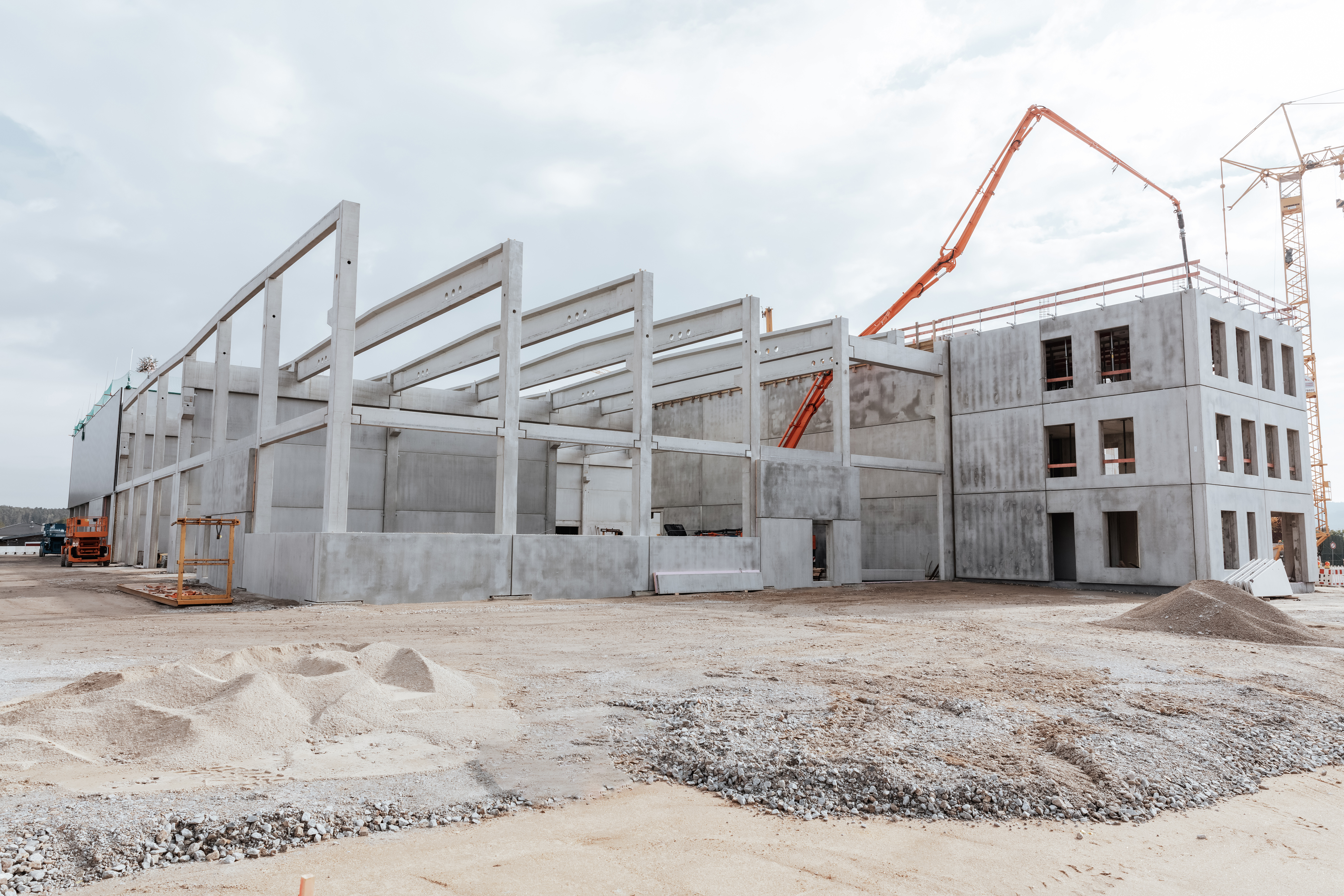 Rädlinger Hochbau: Rohbau eines Logstikzentrums von außen