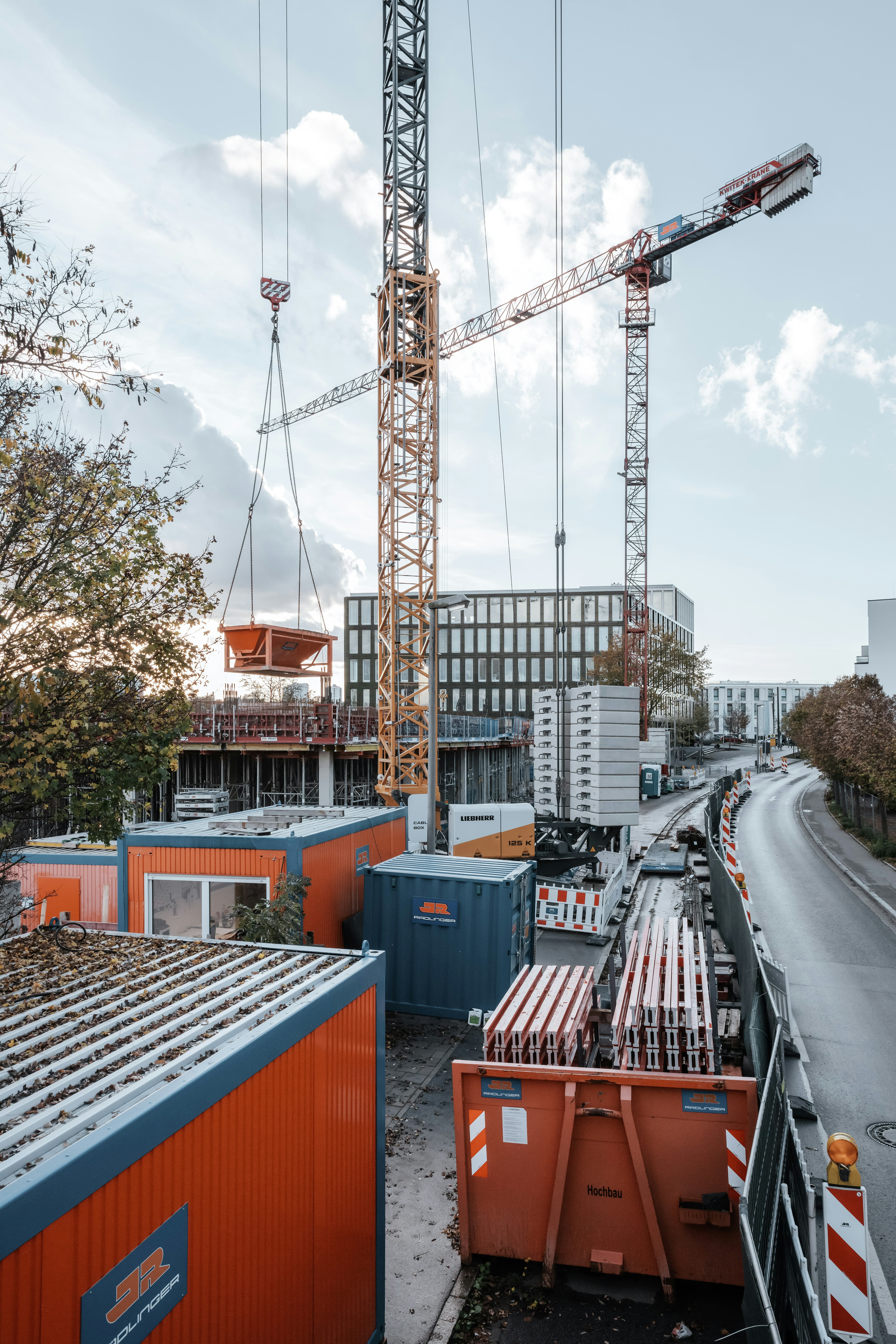 Rohbau mit Kran und Baustellencontainern in der Fritz-Fend-Straße in Regensburg