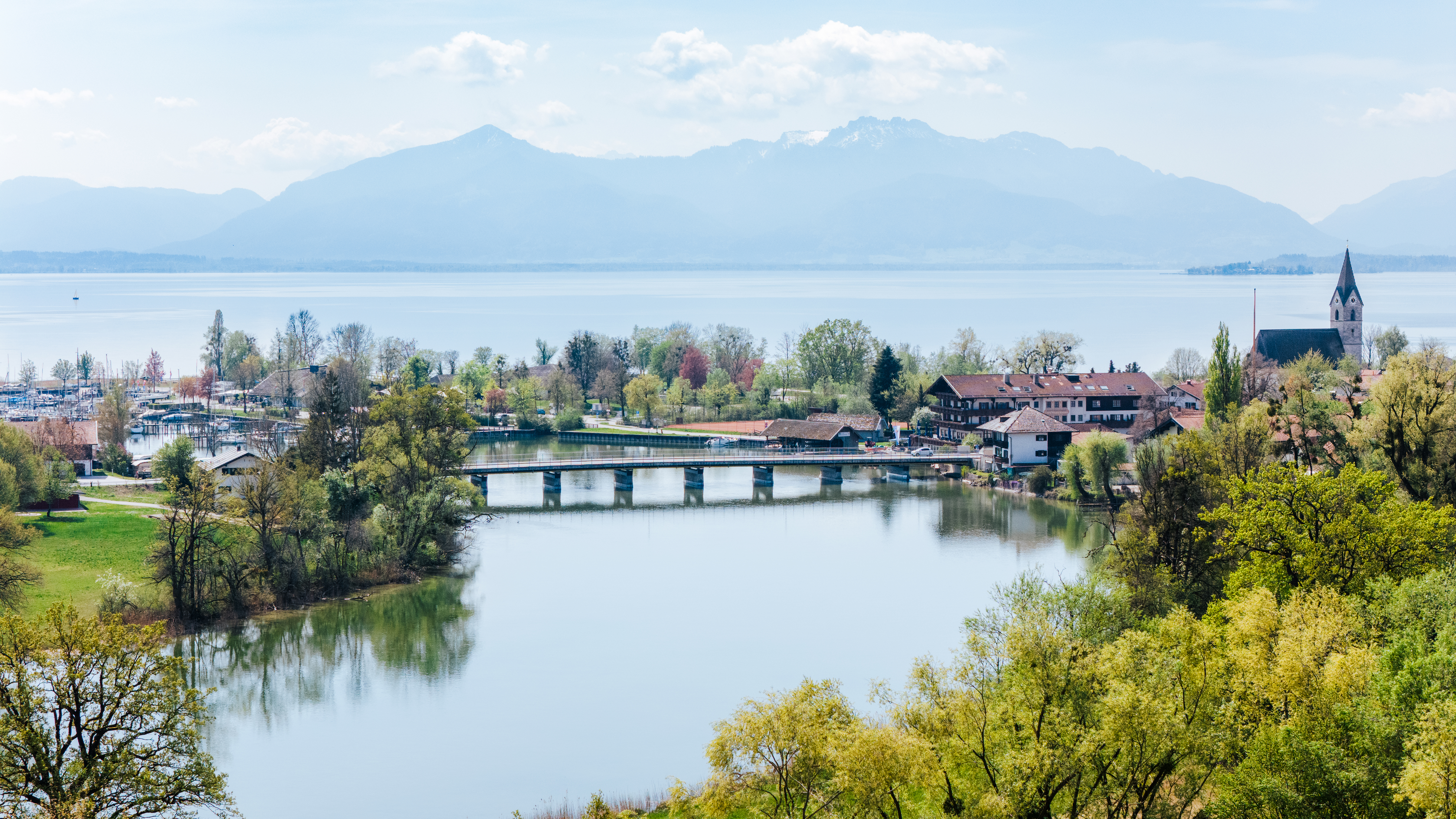 Luftaufnahme von der Alzbrücke in Seebruck am Chiemsee